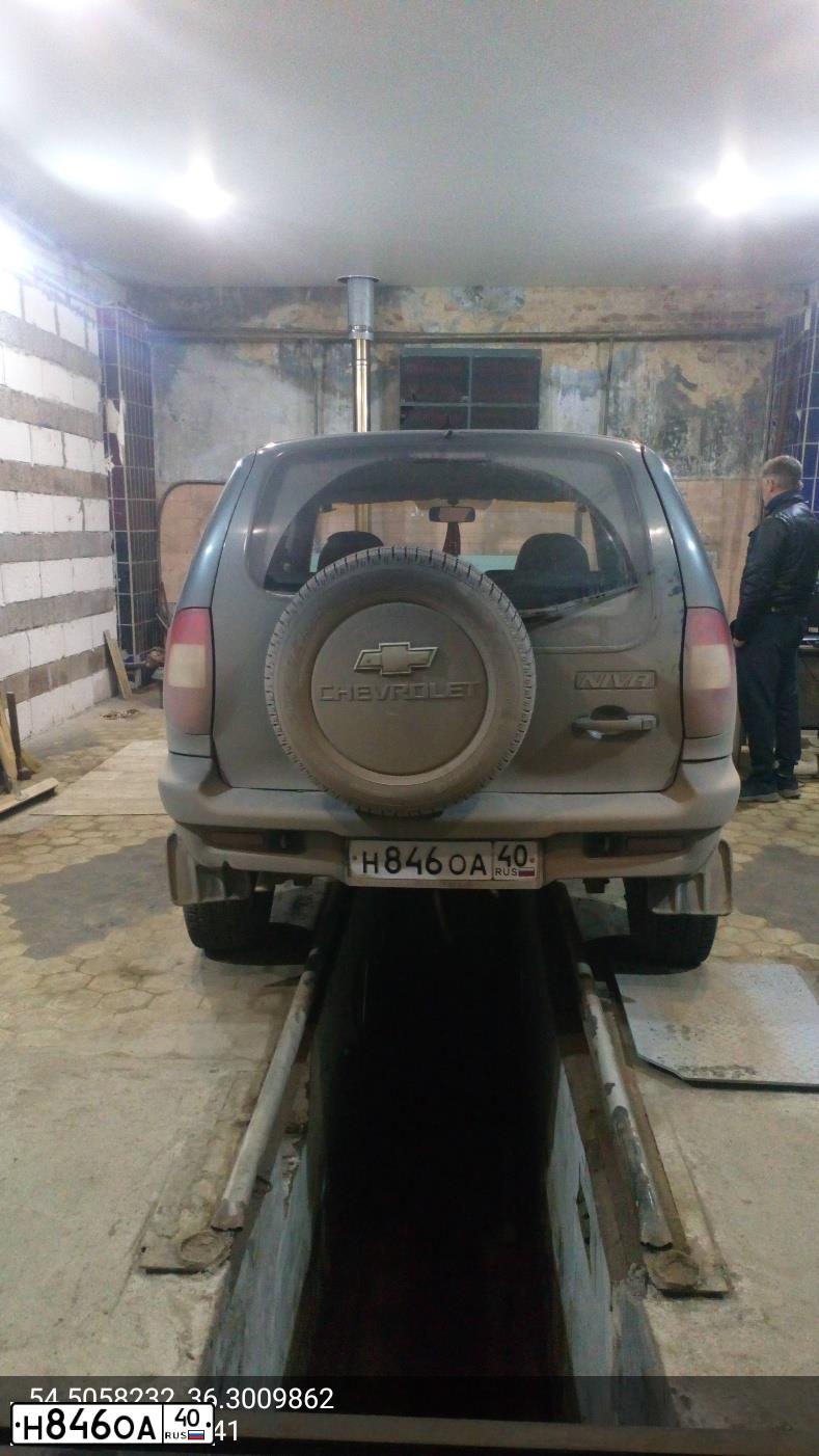 Фото автомобиля CHEVROLET NIVA, 2008 — госномер Е101ВМ40. Цвет: темный серо-зеленый металлик