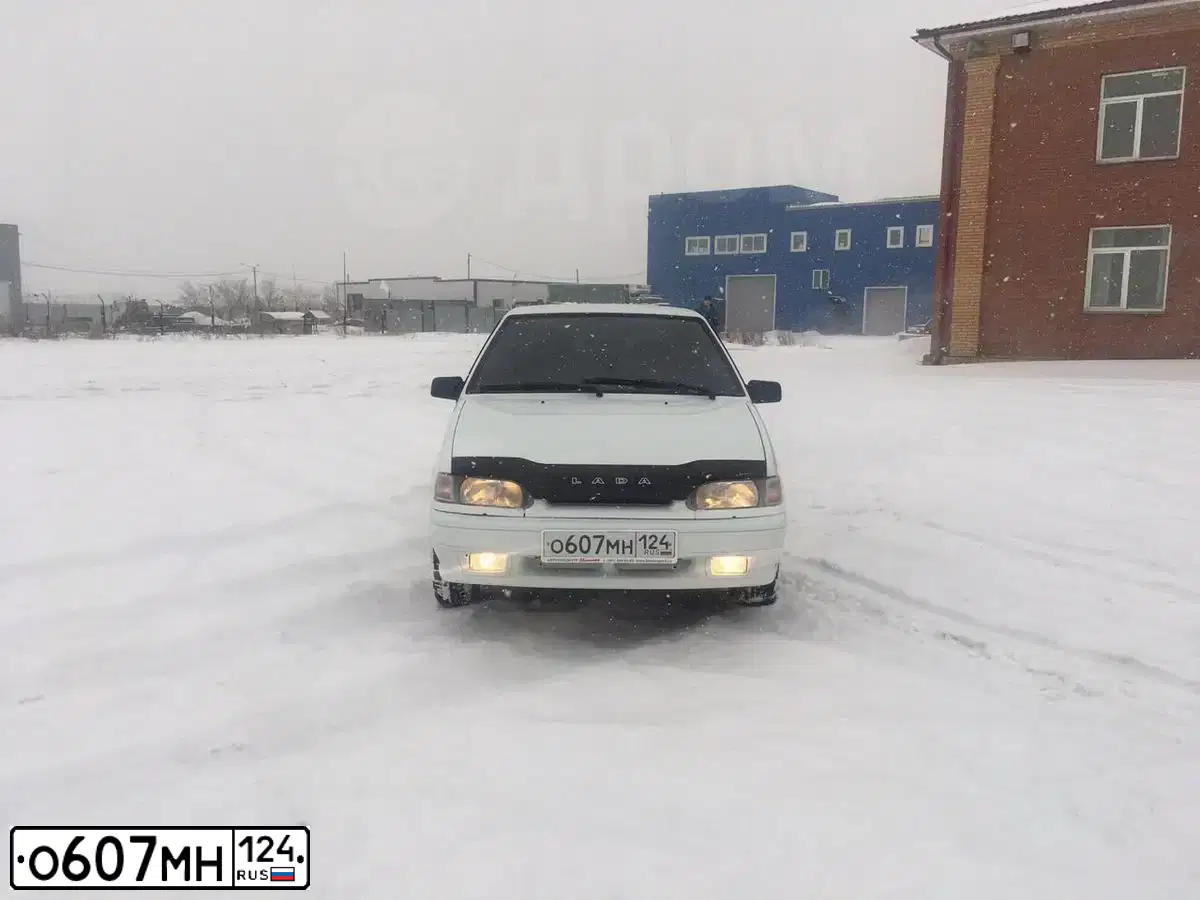 Фото автомобиля LADA 2114 SAMARA, 2010 — госномер Р935ОХ124. Цвет: Белый