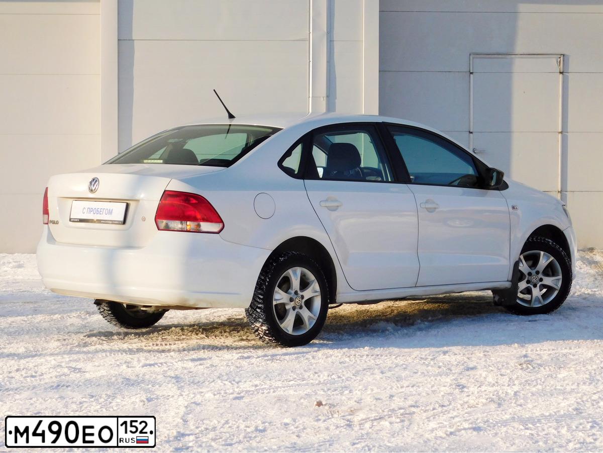 Фото автомобиля VOLKSWAGEN POLO, 2013 — госномер М803НТ18. Цвет: Белый