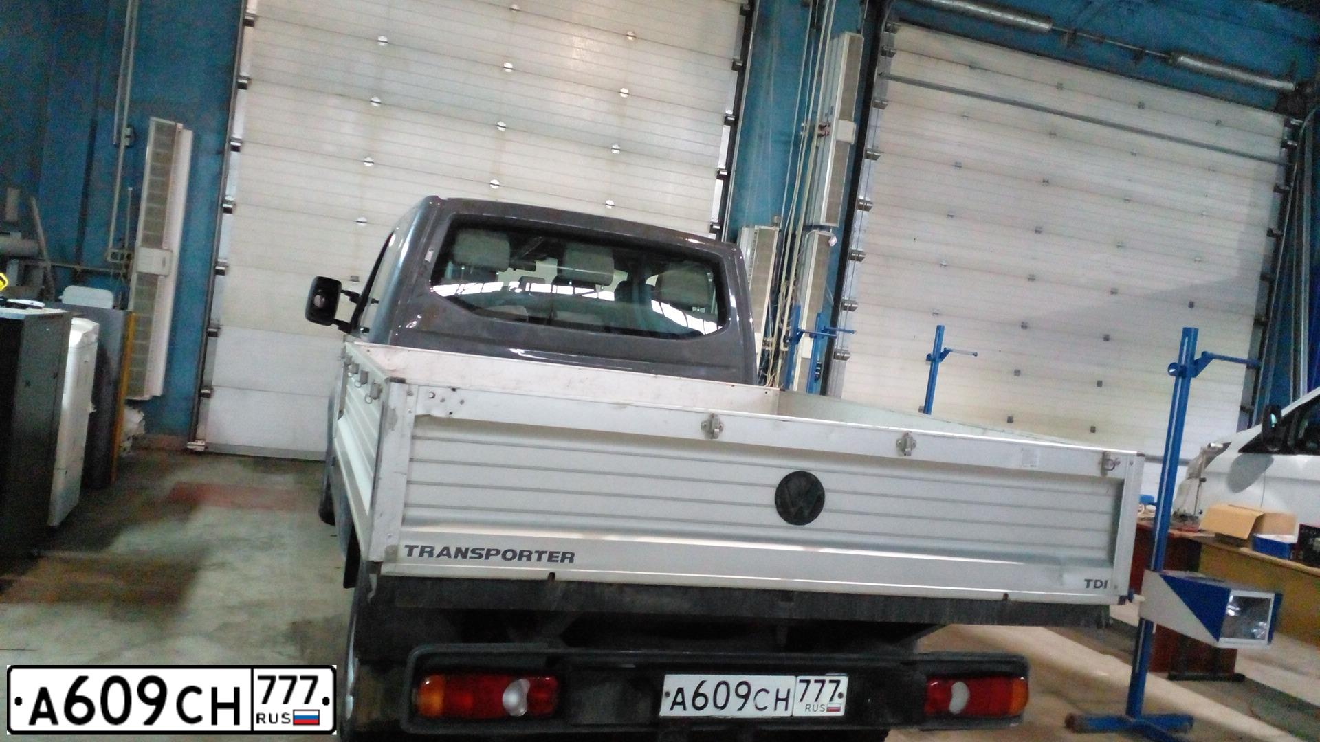 Фото автомобиля VOLKSWAGEN TRANSPORTER, 2013 — госномер А609СН777. Цвет: ТЕМНО-СЕРЫЙ