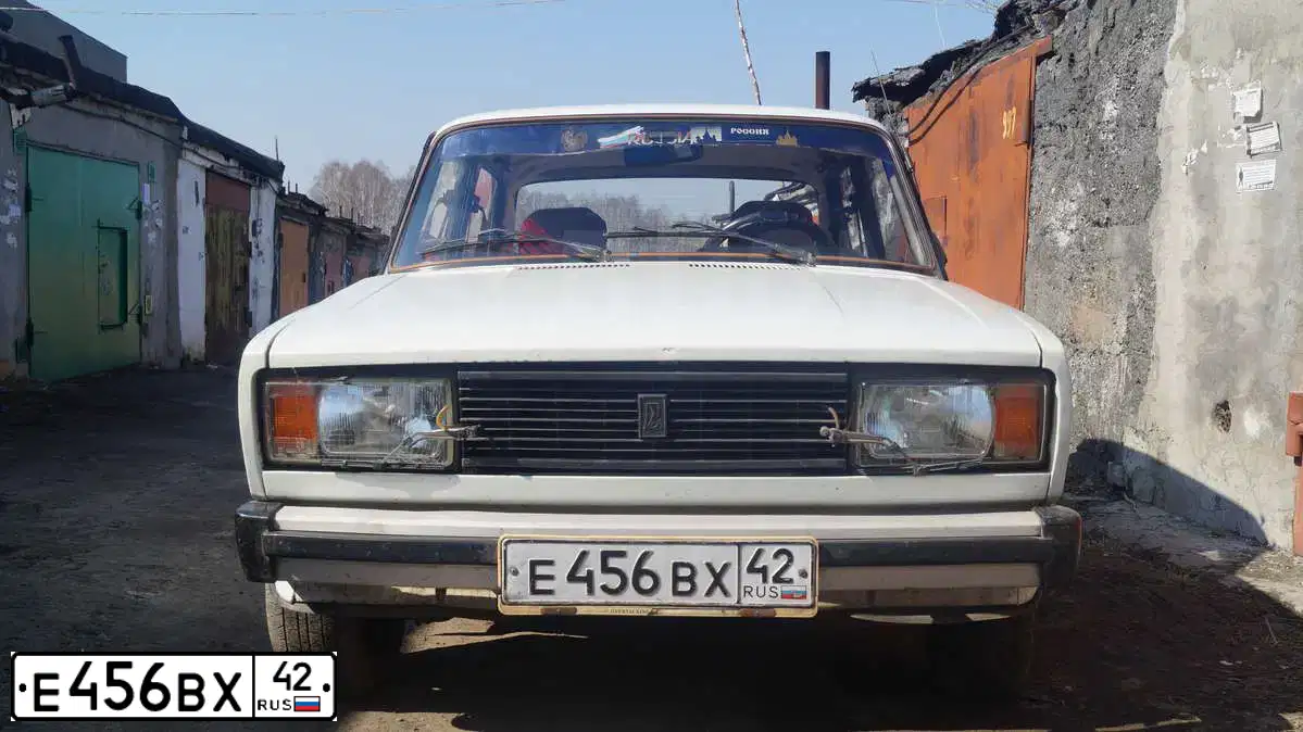 Фото автомобиля LADA 2105, 1996 — госномер Е456ВХ42. Цвет: Белый