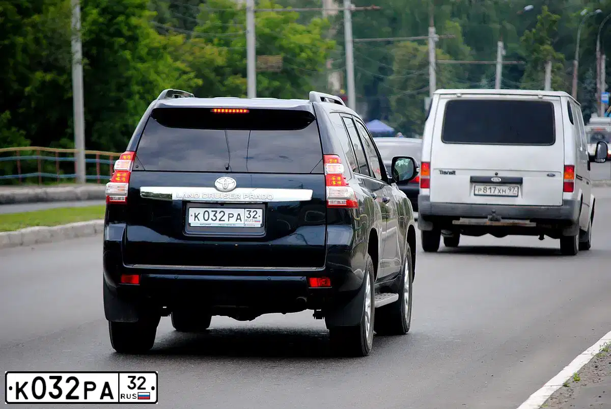 Фото автомобиля TOYOTA LANDCRUISER, 2015 — госномер К032РА32. Цвет: ТЕМНО-СЕРЫЙ