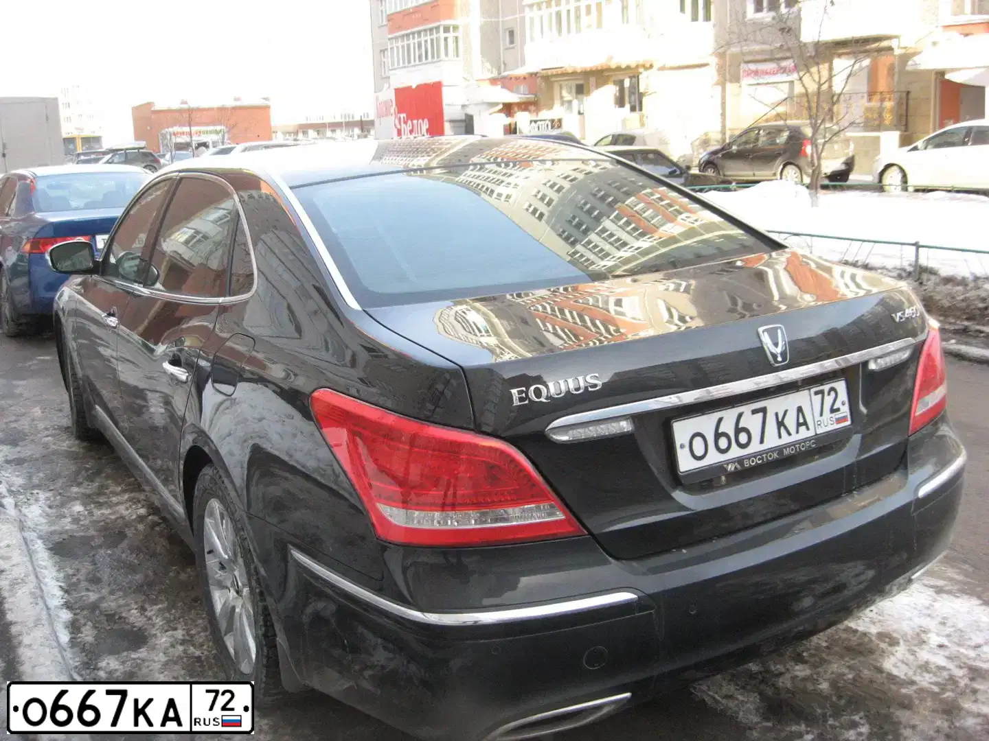 Фото автомобиля HYUNDAI EQUUS, 2011 — госномер У004РТ72. Цвет: ЧЕРНЫЙ