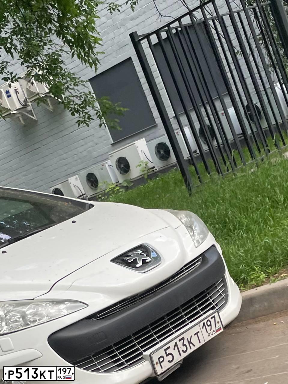 Фото автомобиля PEUGEOT 308, 2011 — госномер Р513КТ197. Цвет: БЕЛЫЙ