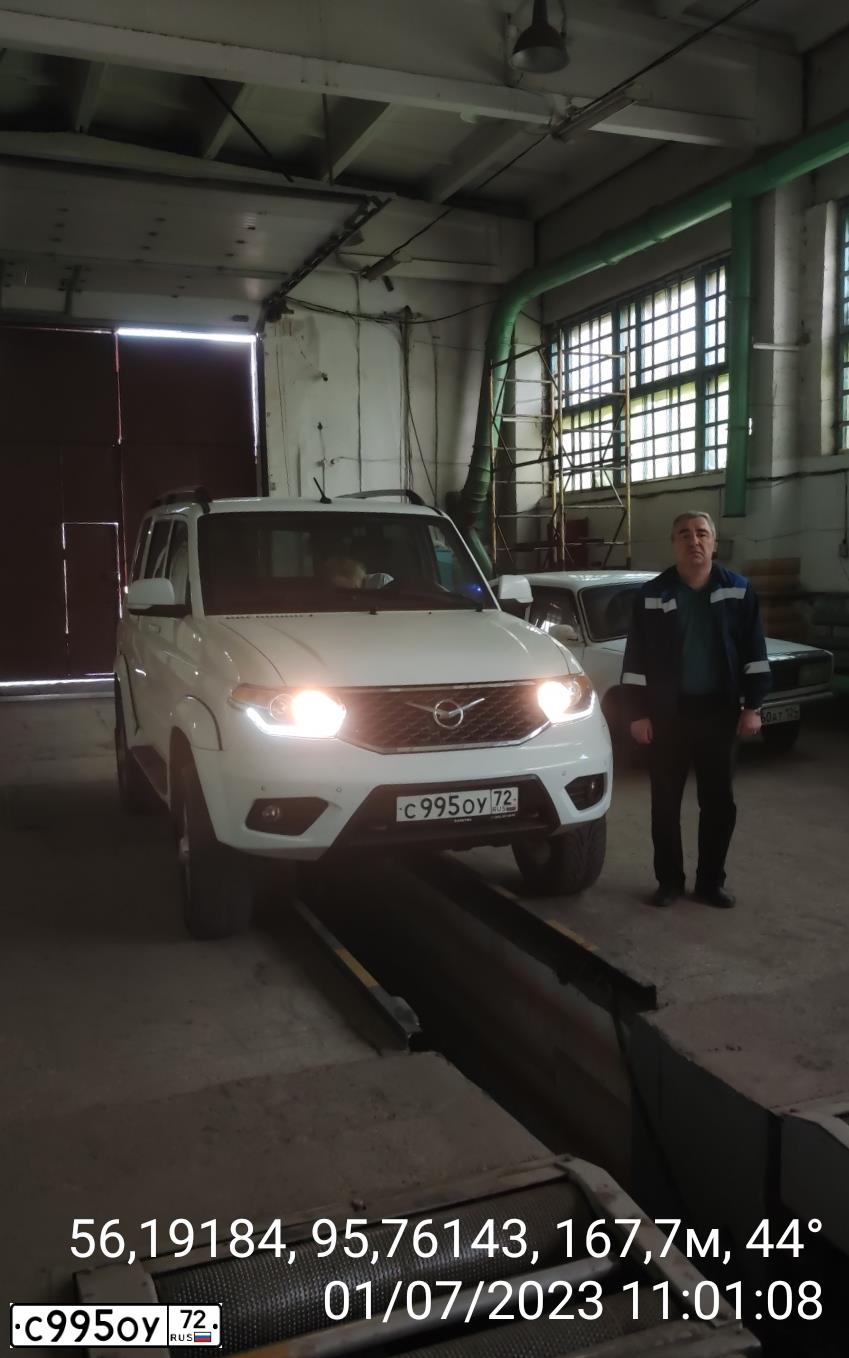 Фото автомобиля UAZ 3163 PATRIOT, 2018 — госномер Р761ТЕ124. Цвет: Белый НЕМЕТАЛЛИК