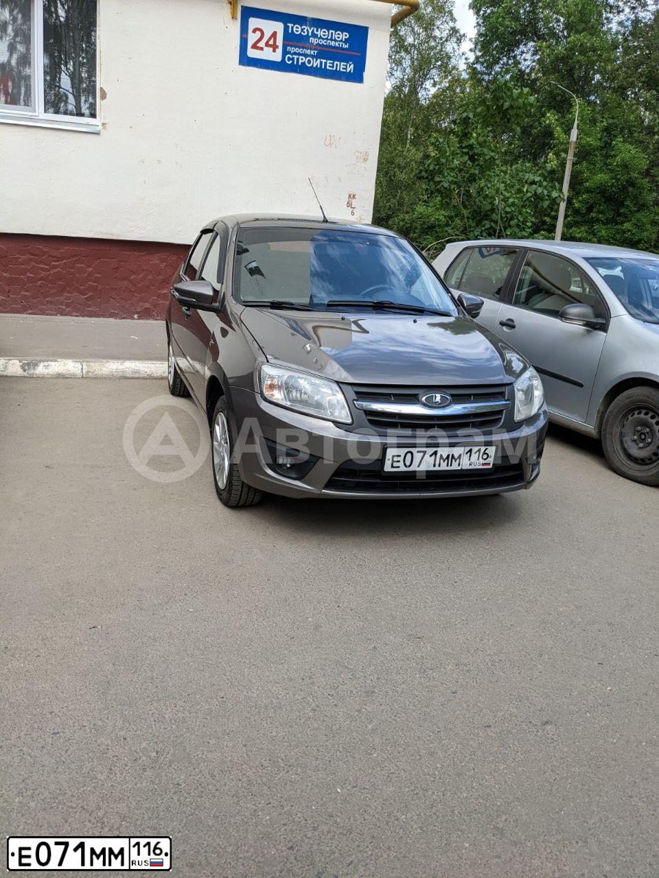 Фото автомобиля LADA 2190 GRANTA, 2017 — госномер Е071ММ116. Цвет: Золотисто-коричневый