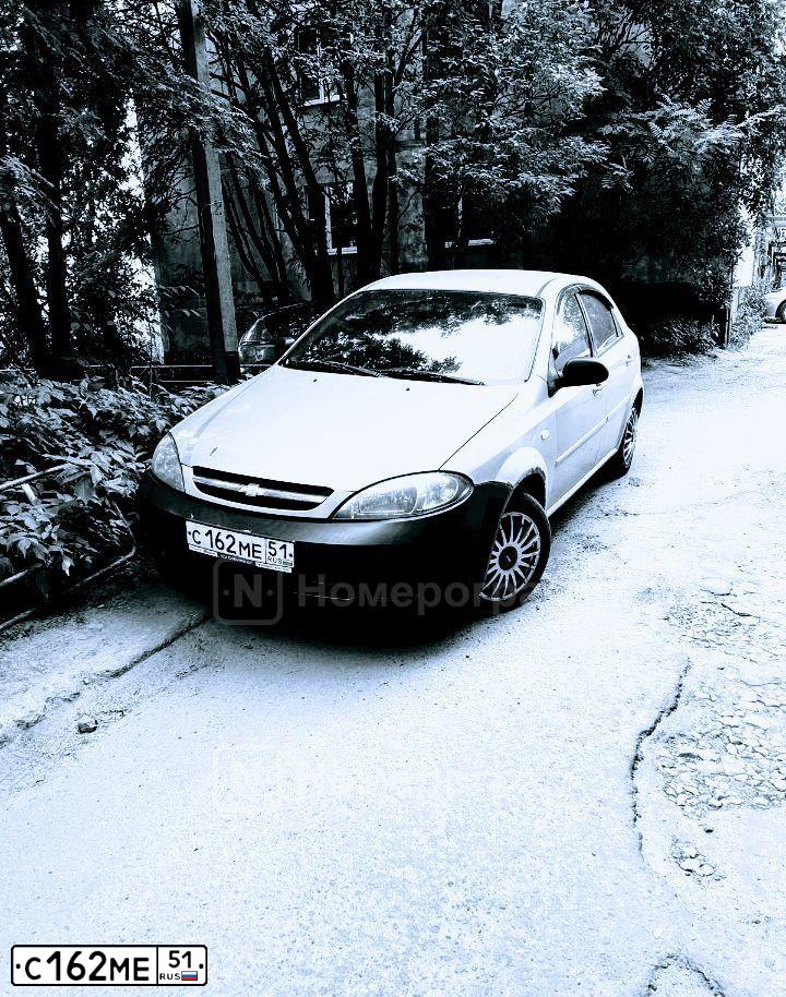 Фото автомобиля CHEVROLET LACETTI, 2008 — госномер С162МЕ51. Цвет: СЕРЕБРИСТЫЙ