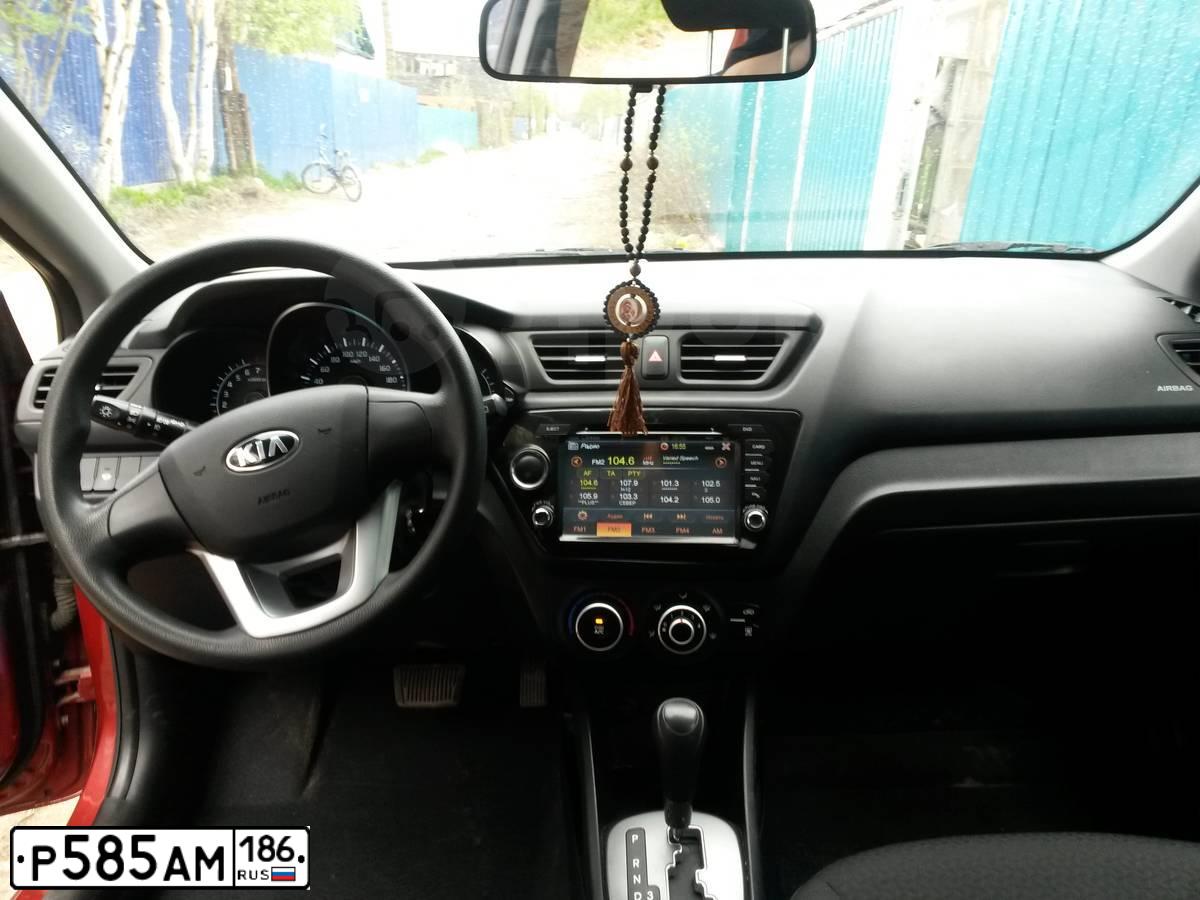 Фото автомобиля KIA RIO, 2013 — госномер Р585АМ186. Цвет: КРАСНЫЙ
