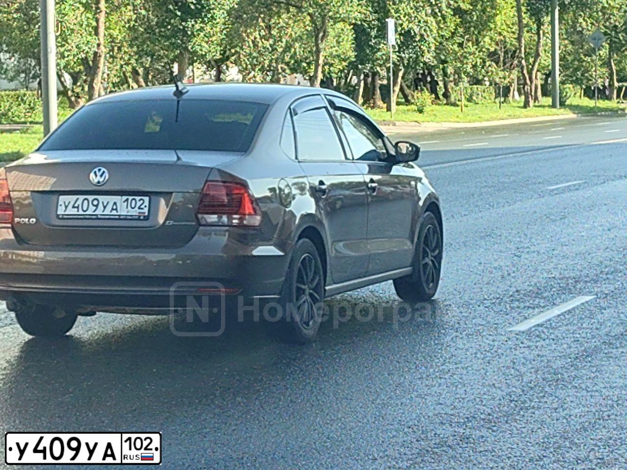 Фото автомобиля VOLKSWAGEN POLO, 2017 — госномер У409УА102. Цвет: Коричневый