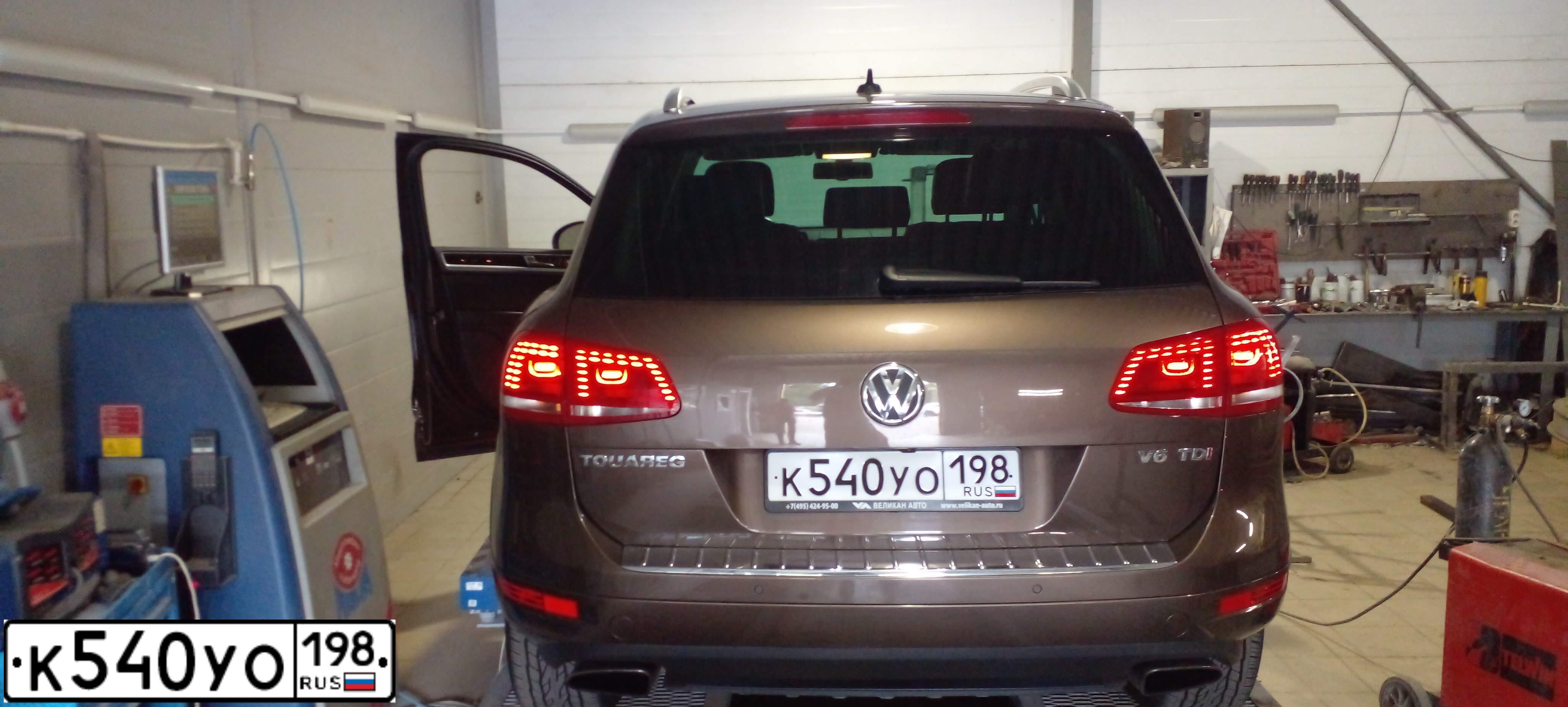 Фото автомобиля VOLKSWAGEN TOUAREG, 2014 — госномер К540УО198. Цвет: Коричневый
