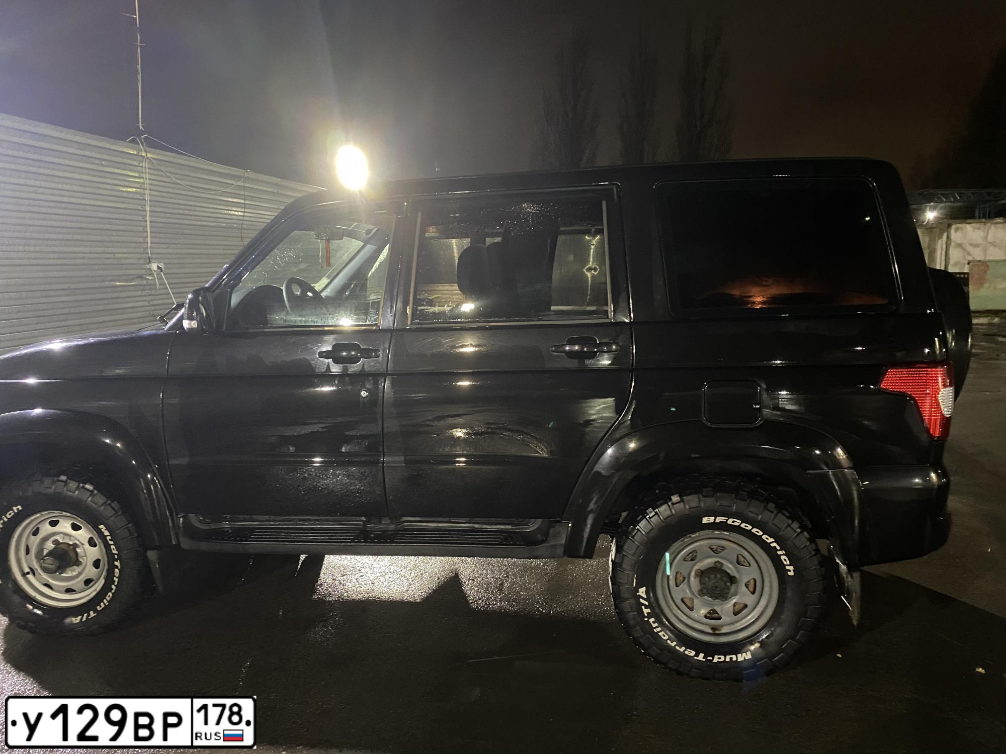 Фото автомобиля UAZ 3163 PATRIOT, 2016 — госномер М435СЕ126. Цвет: ЧЕРНЫЙ МЕТАЛЛИК