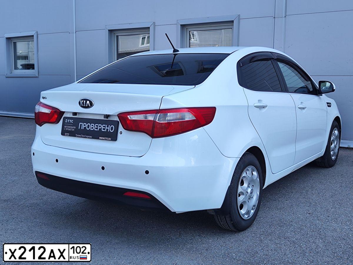 Фото автомобиля KIA RIO, 2014 — госномер Х212АХ102. Цвет: Белый