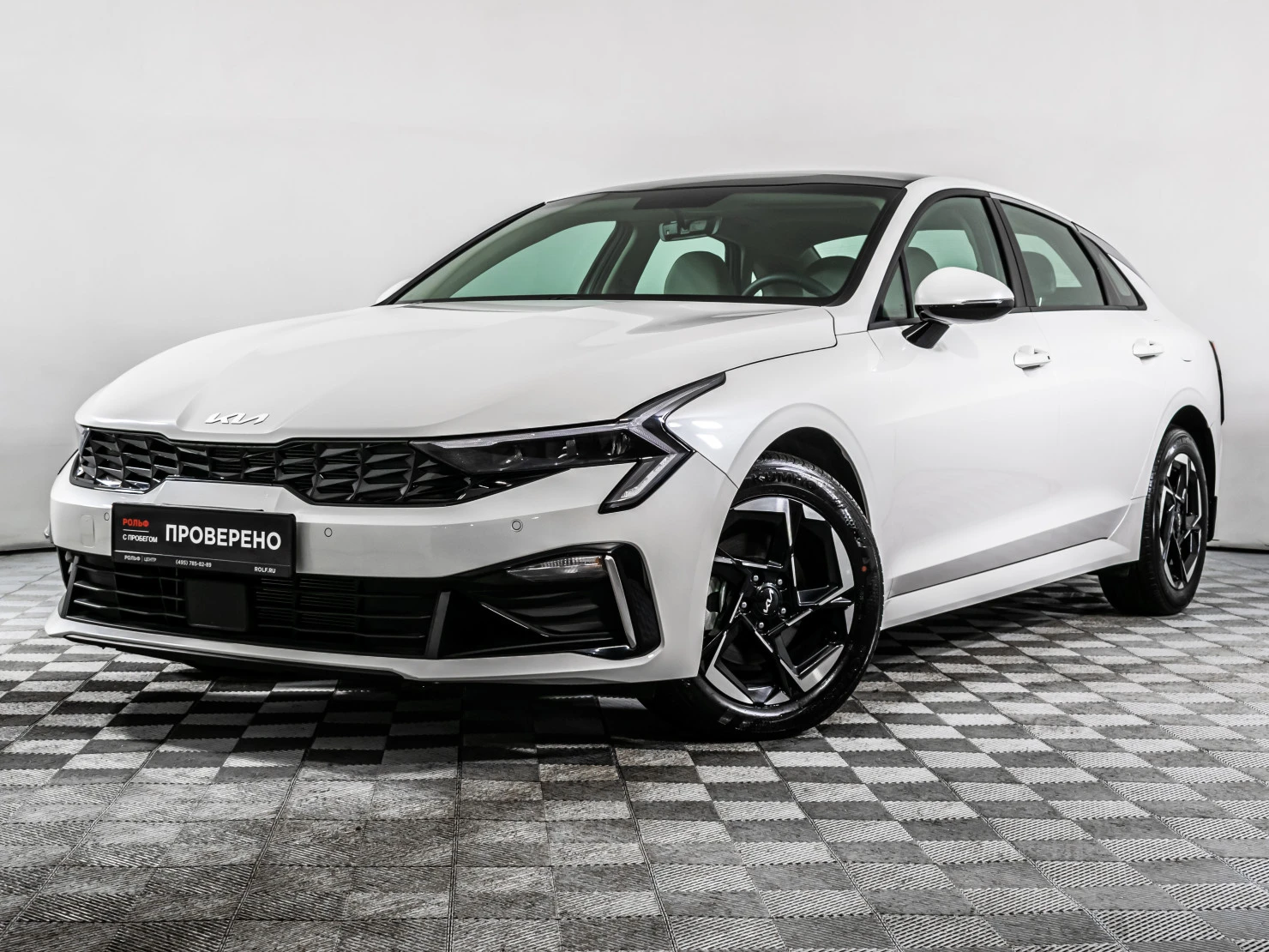 Фото автомобиля KIA K5, 2023 — госномер Х796АР05. Цвет: Белый