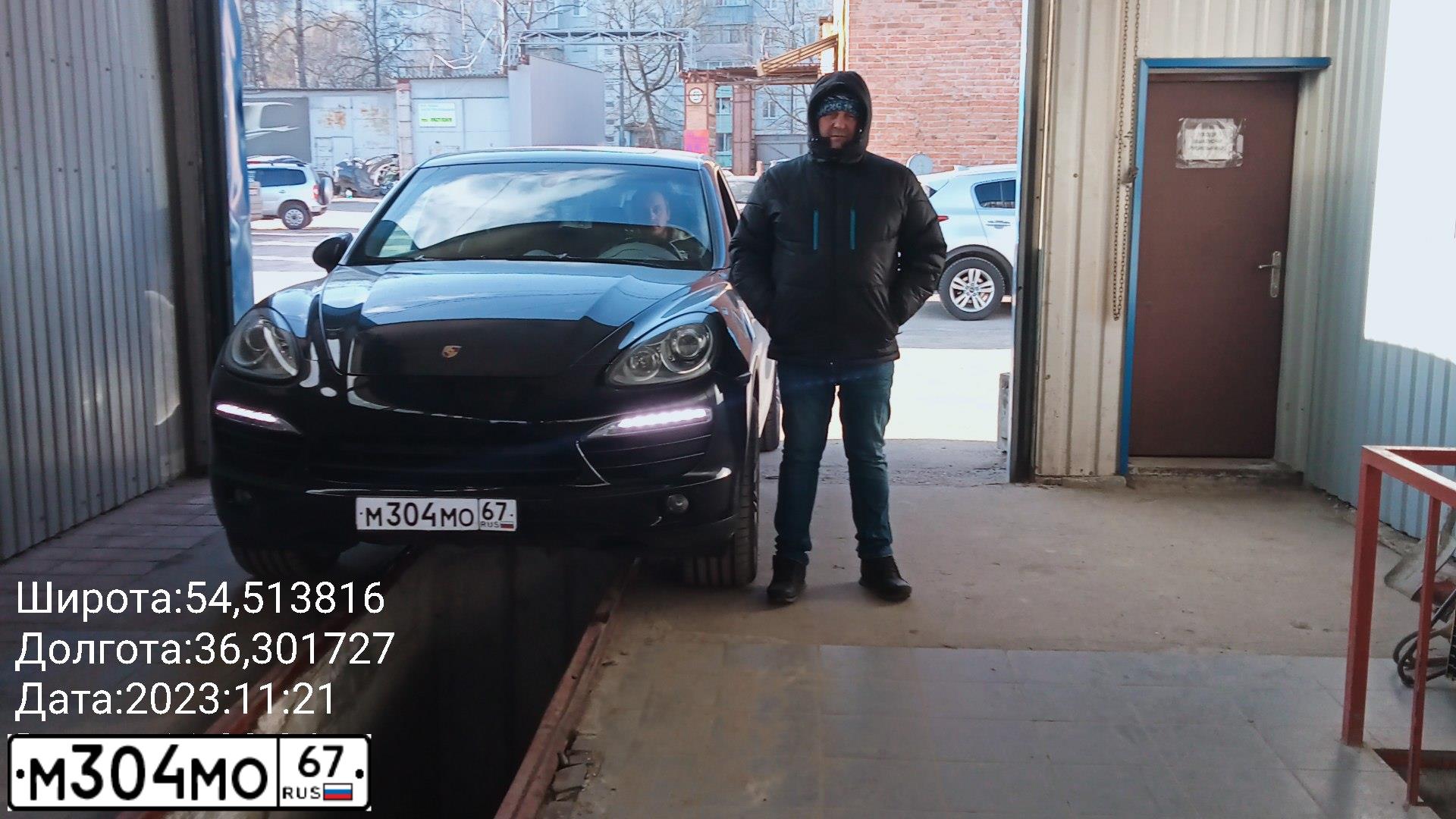 Фото автомобиля PORSCHE CAYENNE, 2013 — госномер Е287УО790. Цвет: ЧЕРНЫЙ
