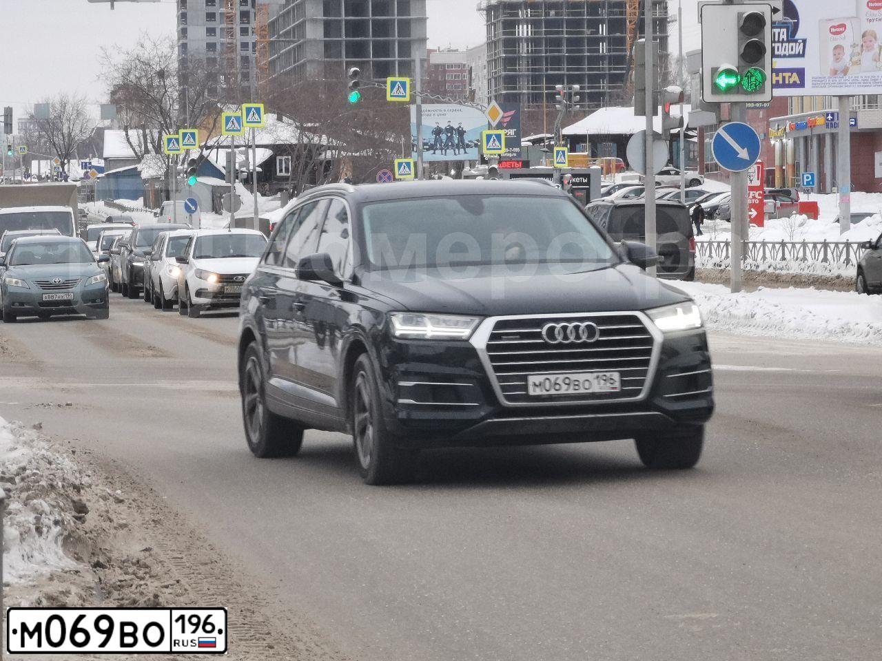 Фото автомобиля AUDI Q7, 2018 — госномер М069ВО196. Цвет: ЧЕРНЫЙ
