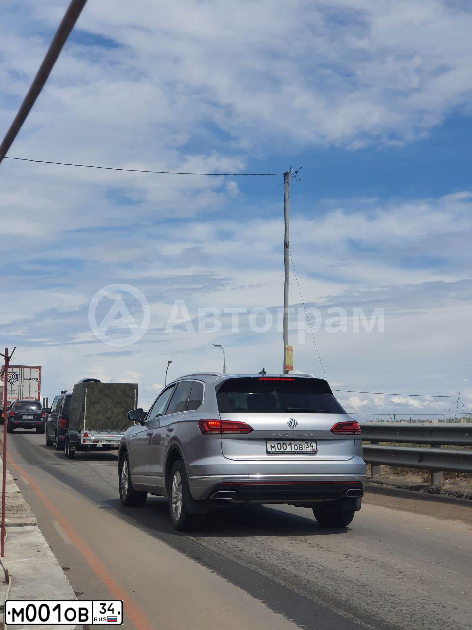 Фото автомобиля VOLKSWAGEN TOUAREG, 2008 — госномер М001ОВ34. Цвет: Серебристый
