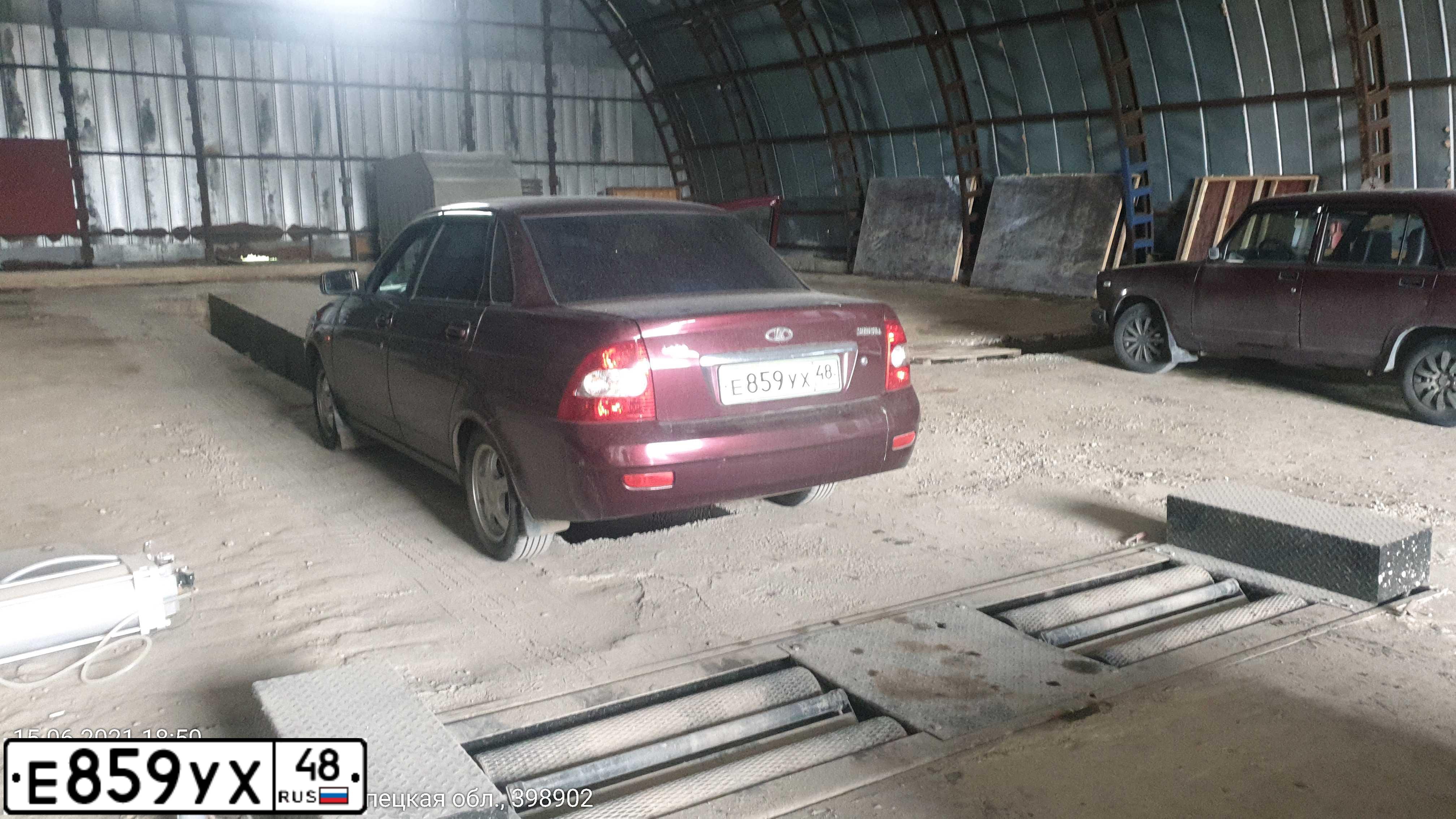 Фото автомобиля LADA 2170 PRIORA, 2008 — госномер Е859УХ48. Цвет: ТЕМНО-ВИШНЕВЫЙ
