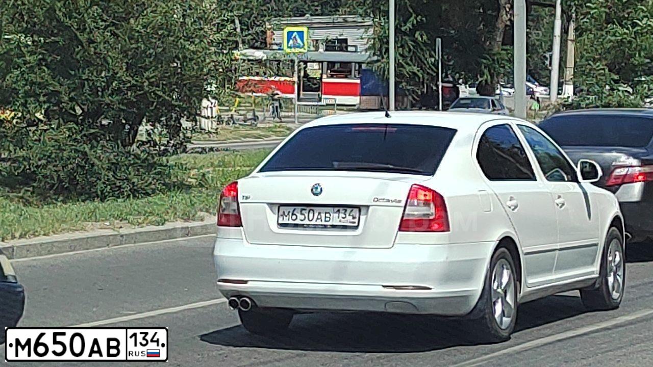 Фото автомобиля SKODA OCTAVIA, 2011 — госномер М650АВ134. Цвет: БЕЛЫЙ
