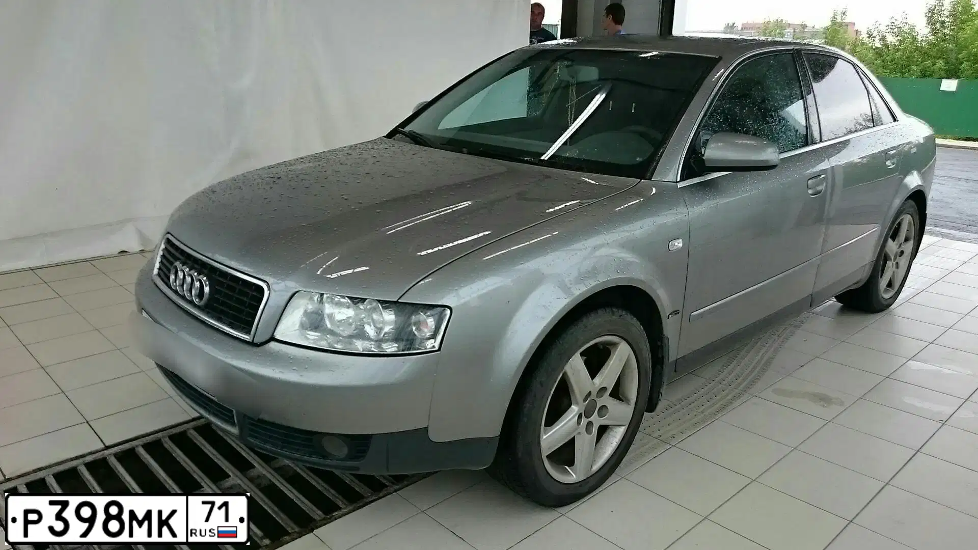 Фото автомобиля AUDI A4, 2003 — госномер Н610ТН190. Цвет: СЕРЫЙ