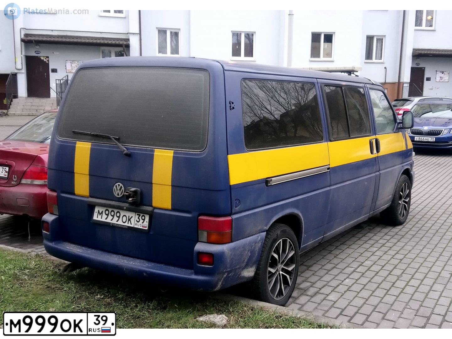 Фото автомобиля VOLKSWAGEN TRANSPORTER, 2003 — госномер С162РН39. Цвет: синий