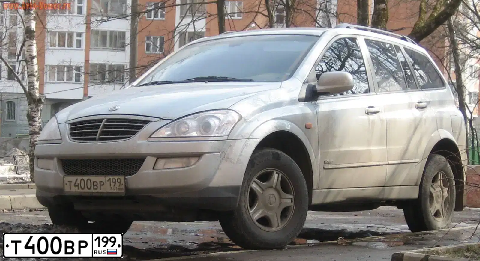 Фото автомобиля SSANGYONG KYRON, 2008 — госномер Т400ВР199. Цвет: СВЕТЛО-СЕРЫЙ