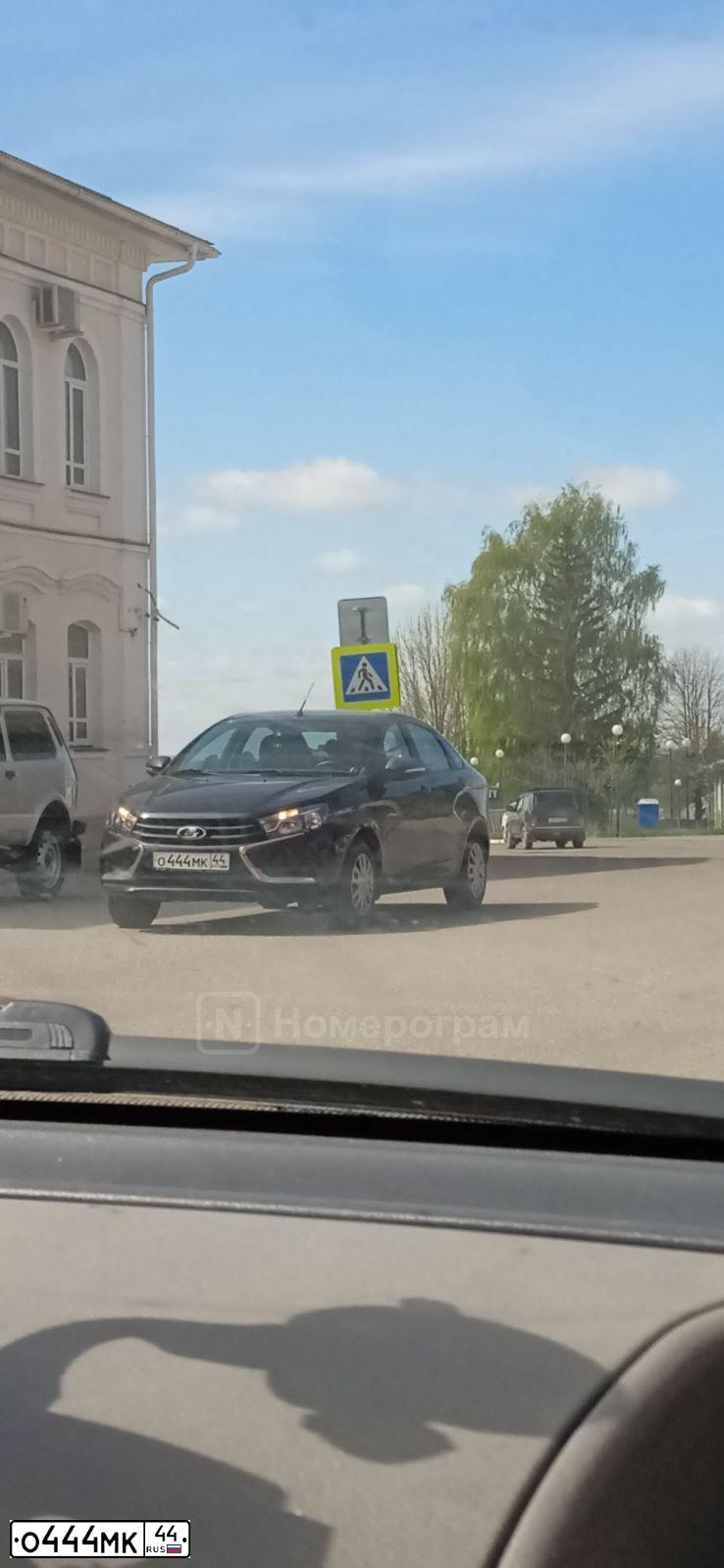 Фото автомобиля LADA VESTA, 2018 — госномер О444МК44. Цвет: ЧЕРНЫЙ