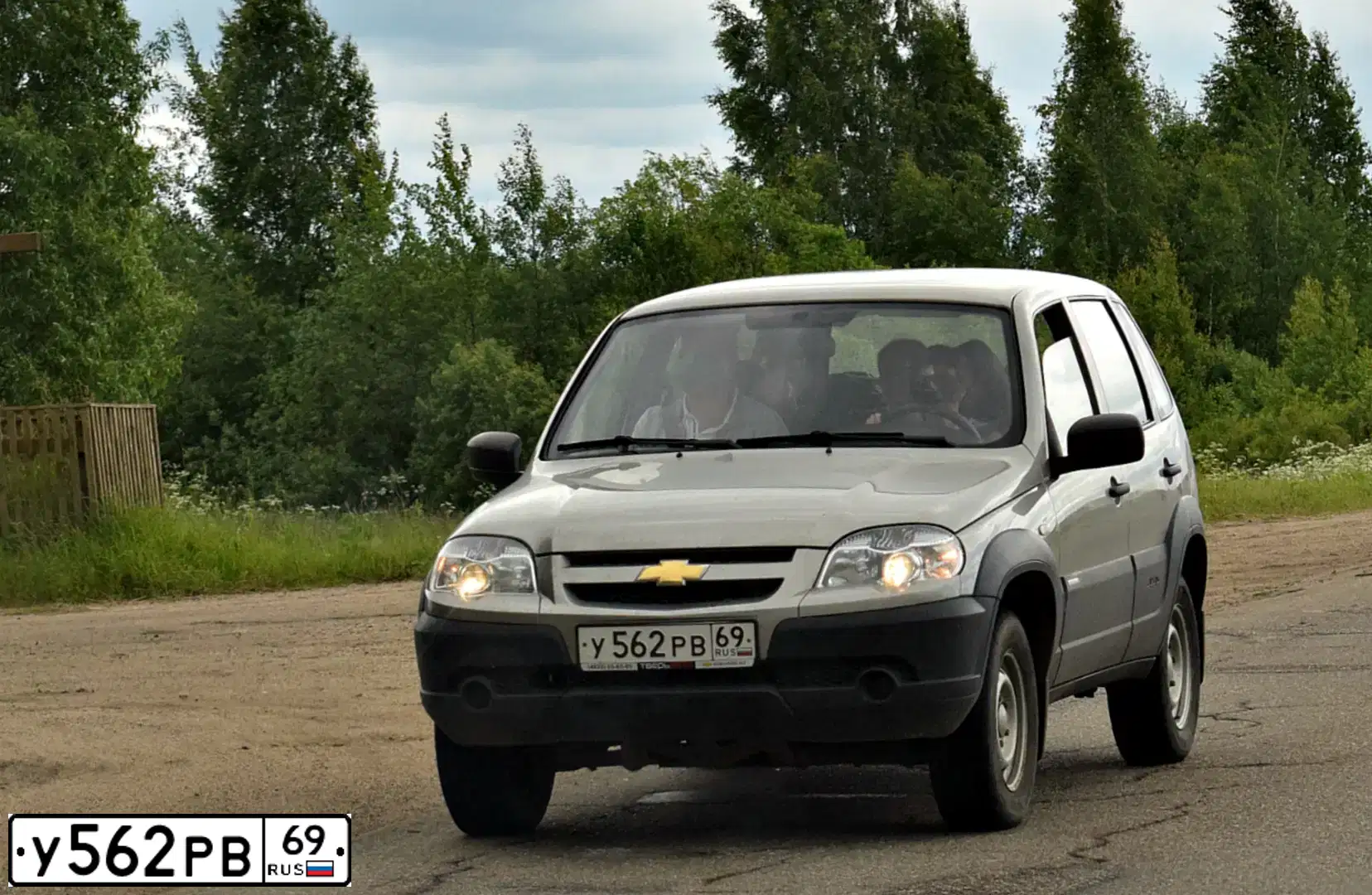 Фото автомобиля CHEVROLET NIVA, 2012 — госномер У562РВ69. Цвет: СЕРО-КОРИЧНЕВЫЙ МЕТАЛЛИК