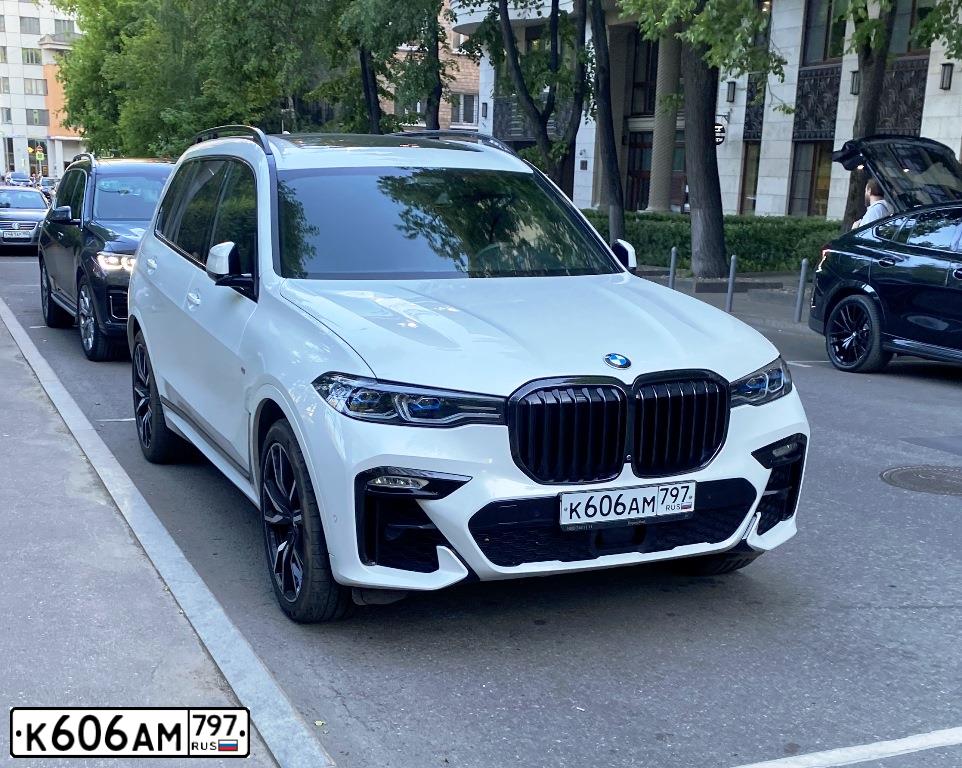 Фото автомобиля BMW X7, 2020 — госномер Р633СТ124