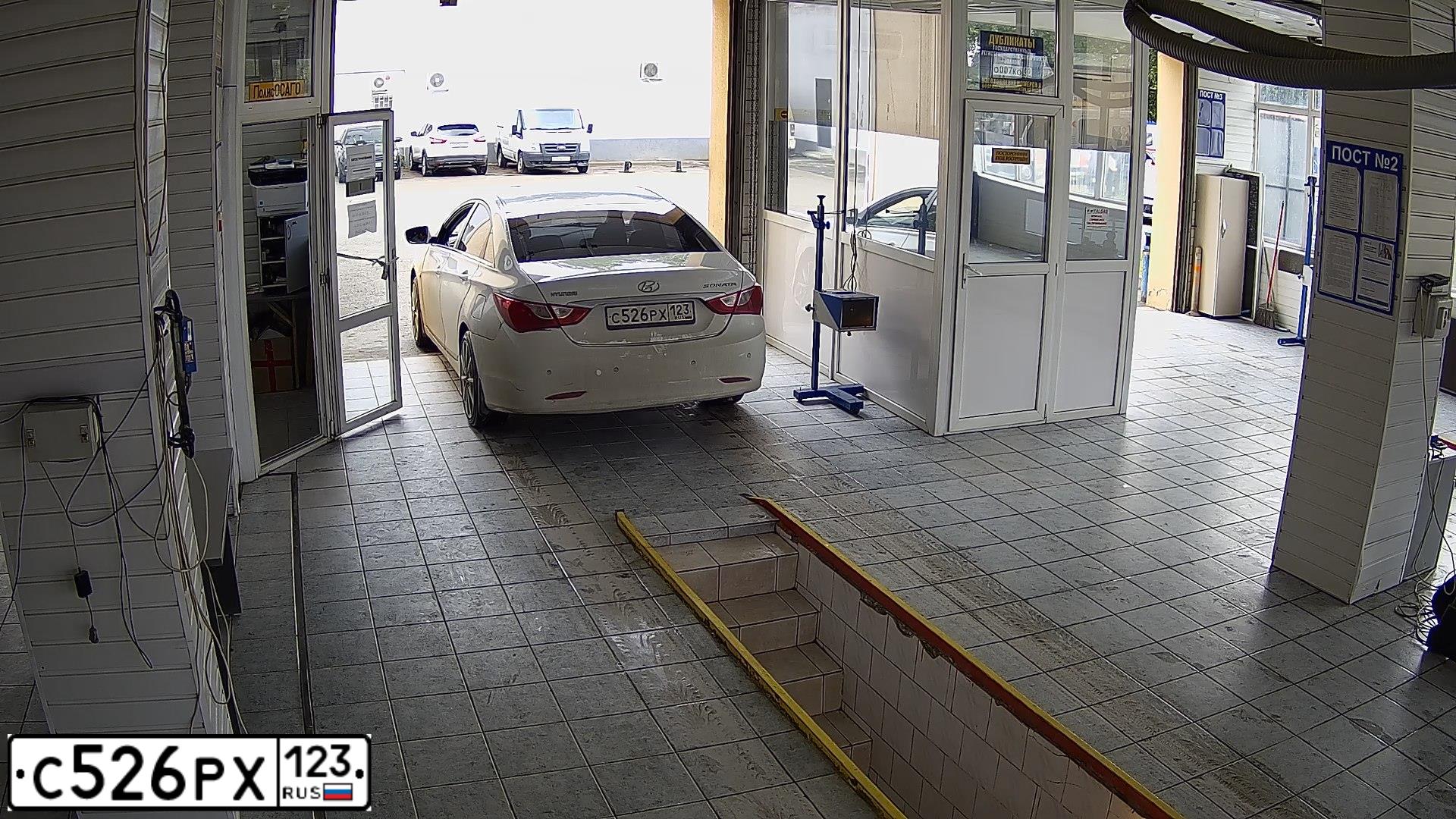 Фото автомобиля HYUNDAI SONATA, 2011 — госномер В935УР161. Цвет: БЕЛЫЙ