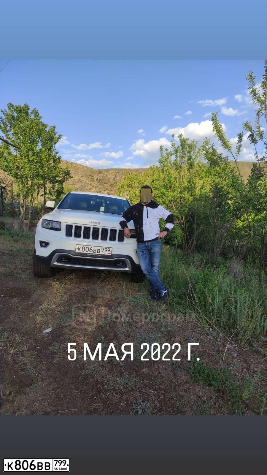 Фото автомобиля JEEP GRAND CHEROKEE, 2013 — госномер Р717ВУ52. Цвет: Белый