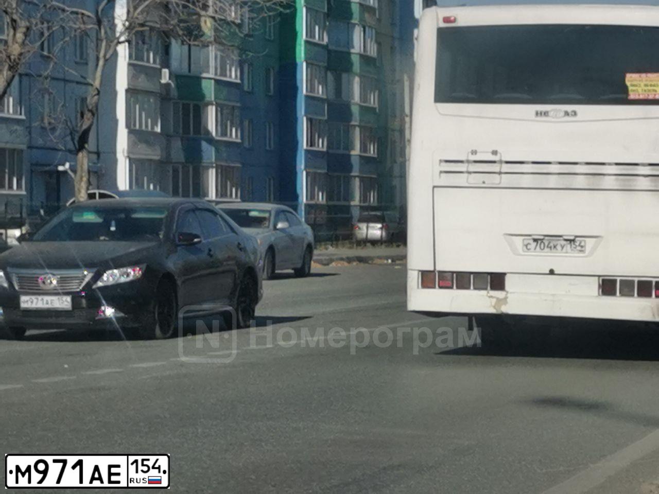 Фото автомобиля TOYOTA CAMRY, 2013 — госномер В050УЕ154. Цвет: ЧЕРНЫЙ МЕТАЛЛИК