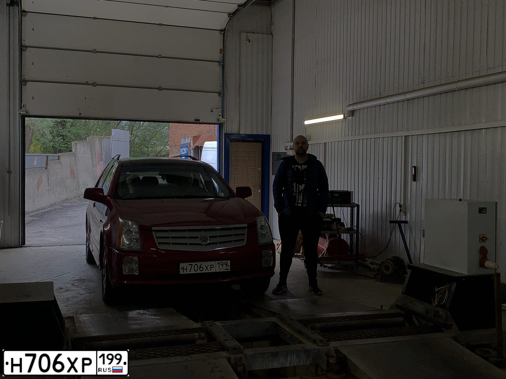 Фото автомобиля CADILLAC SRX, 2009 — госномер Н706ХР199. Цвет: Красный