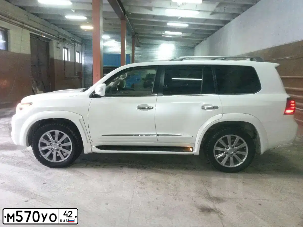 Фото автомобиля LEXUS LX, 2010 — госномер О111МХ54. Цвет: Белый
