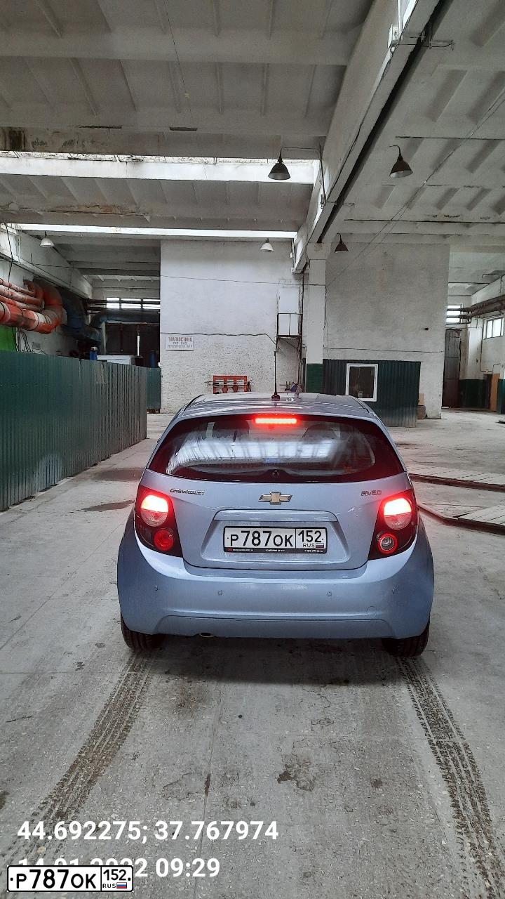 Фото автомобиля CHEVROLET AVEO, 2012 — госномер Т101ТУ190. Цвет: голубой