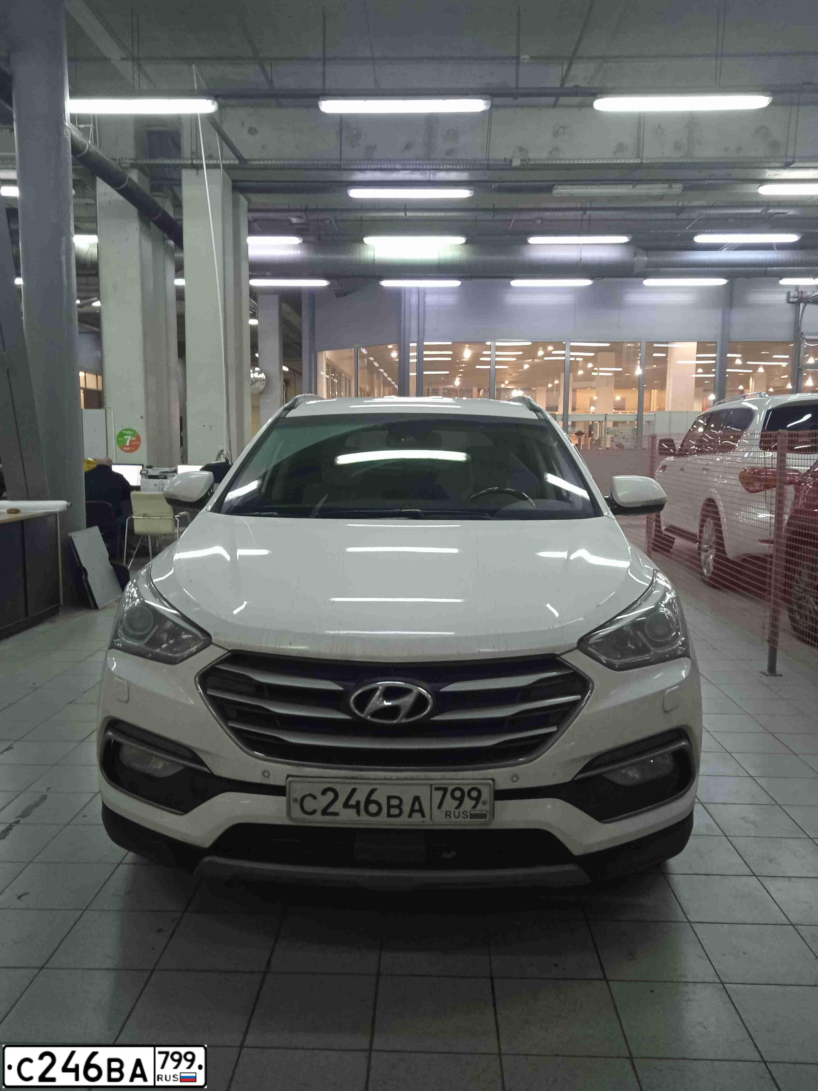 Фото автомобиля HYUNDAI SANTA FE, 2017 — госномер С246ВА799. Цвет: БЕЛЫЙ