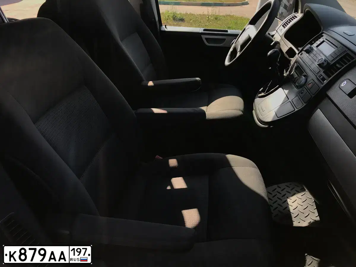 Фото автомобиля VOLKSWAGEN MULTIVAN, 2006 — госномер Е035РО799. Цвет: СЕРЫЙ МЕТАЛЛИК