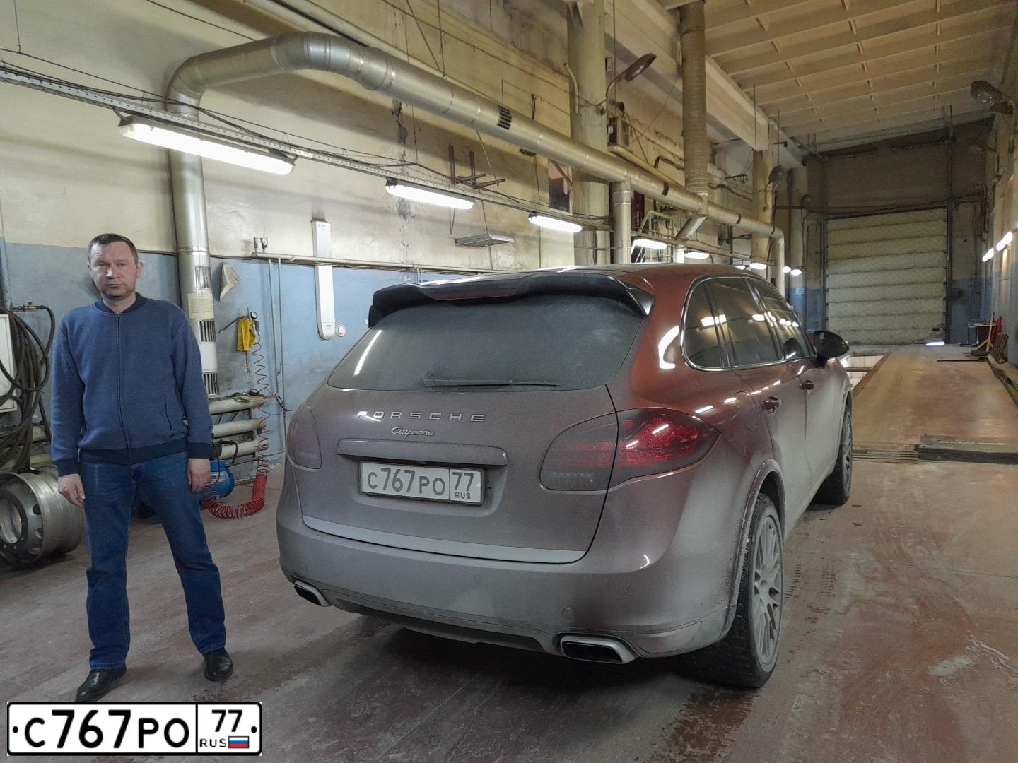 Фото автомобиля PORSCHE CAYENNE, 2013 — госномер Р582КЕ159. Цвет: Коричневый