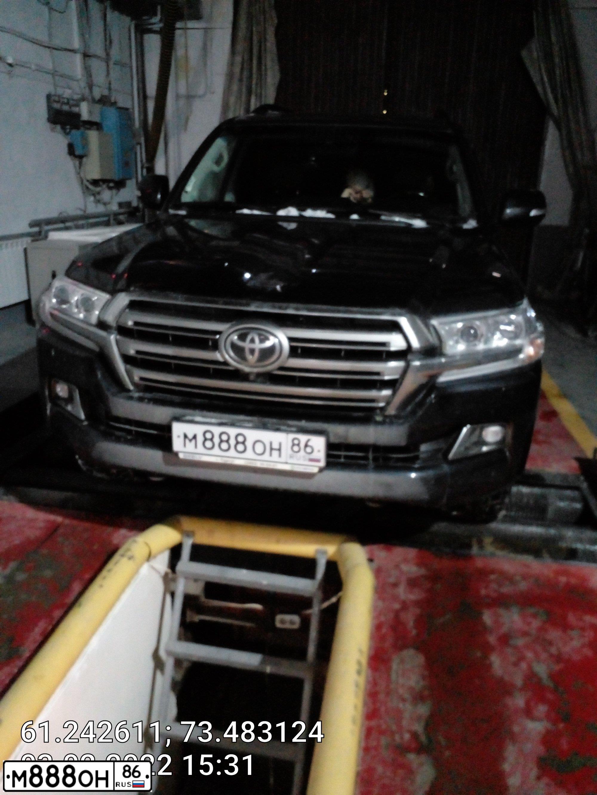 Фото автомобиля TOYOTA LANDCRUISER 200, 2008 — госномер М888ОН86. Цвет: ЗЕЛЕНЫЙ