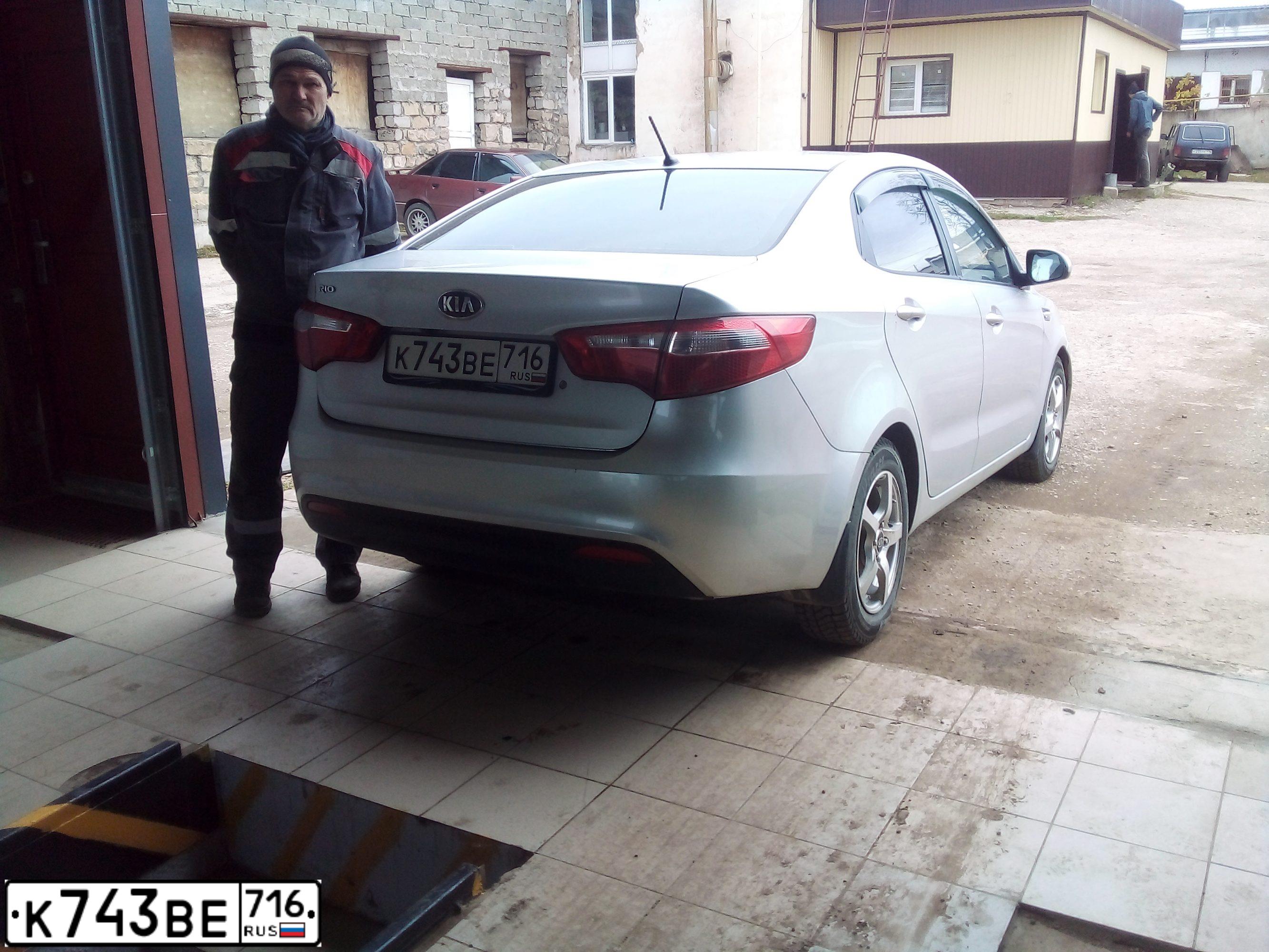 Фото автомобиля KIA RIO, 2014 — госномер Т010РХ116. Цвет: Серебристый