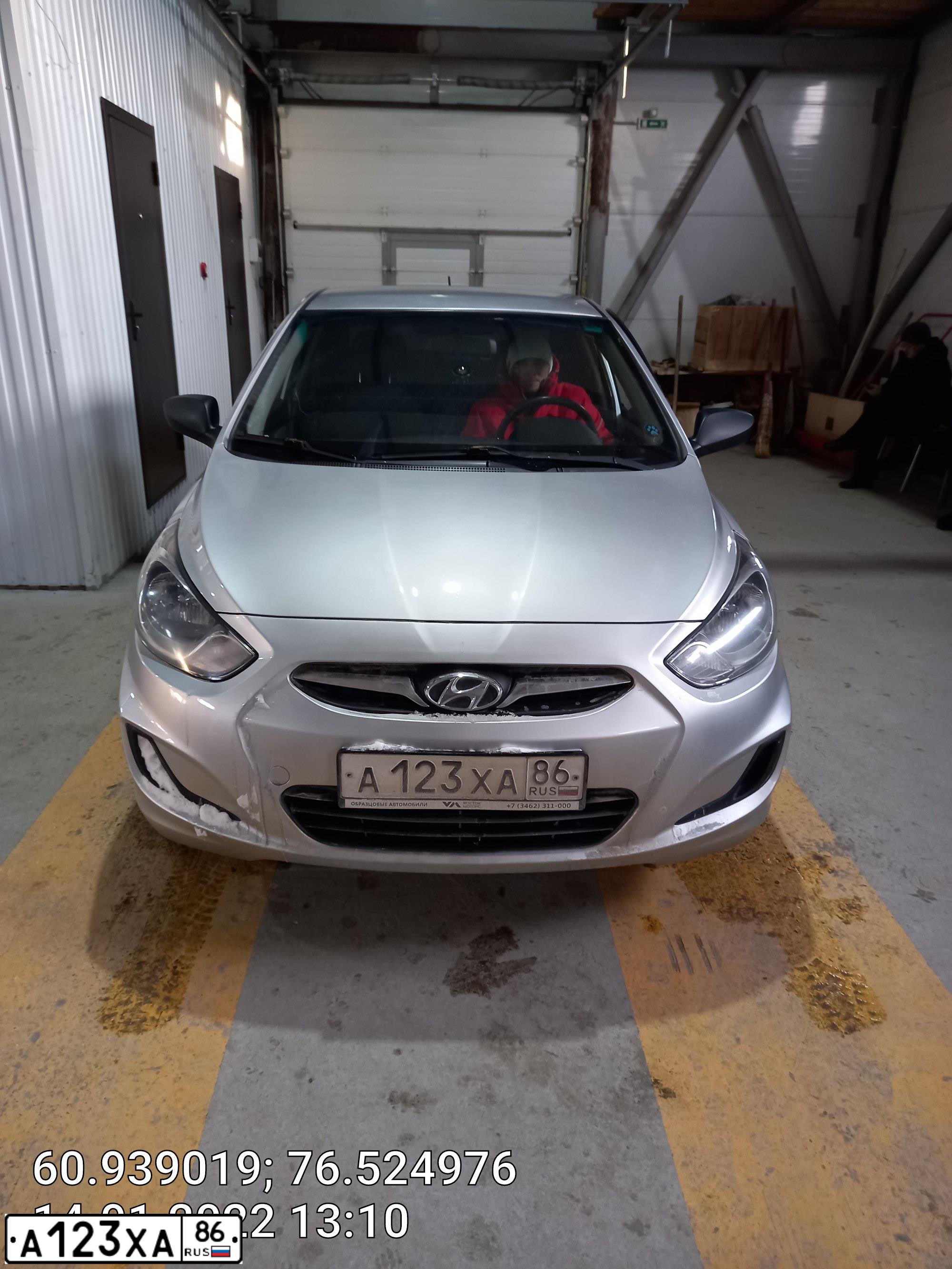 Фото автомобиля HYUNDAI SOLARIS, 2011 — госномер А123ХА86. Цвет: СЕРЕБРИСТЫЙ
