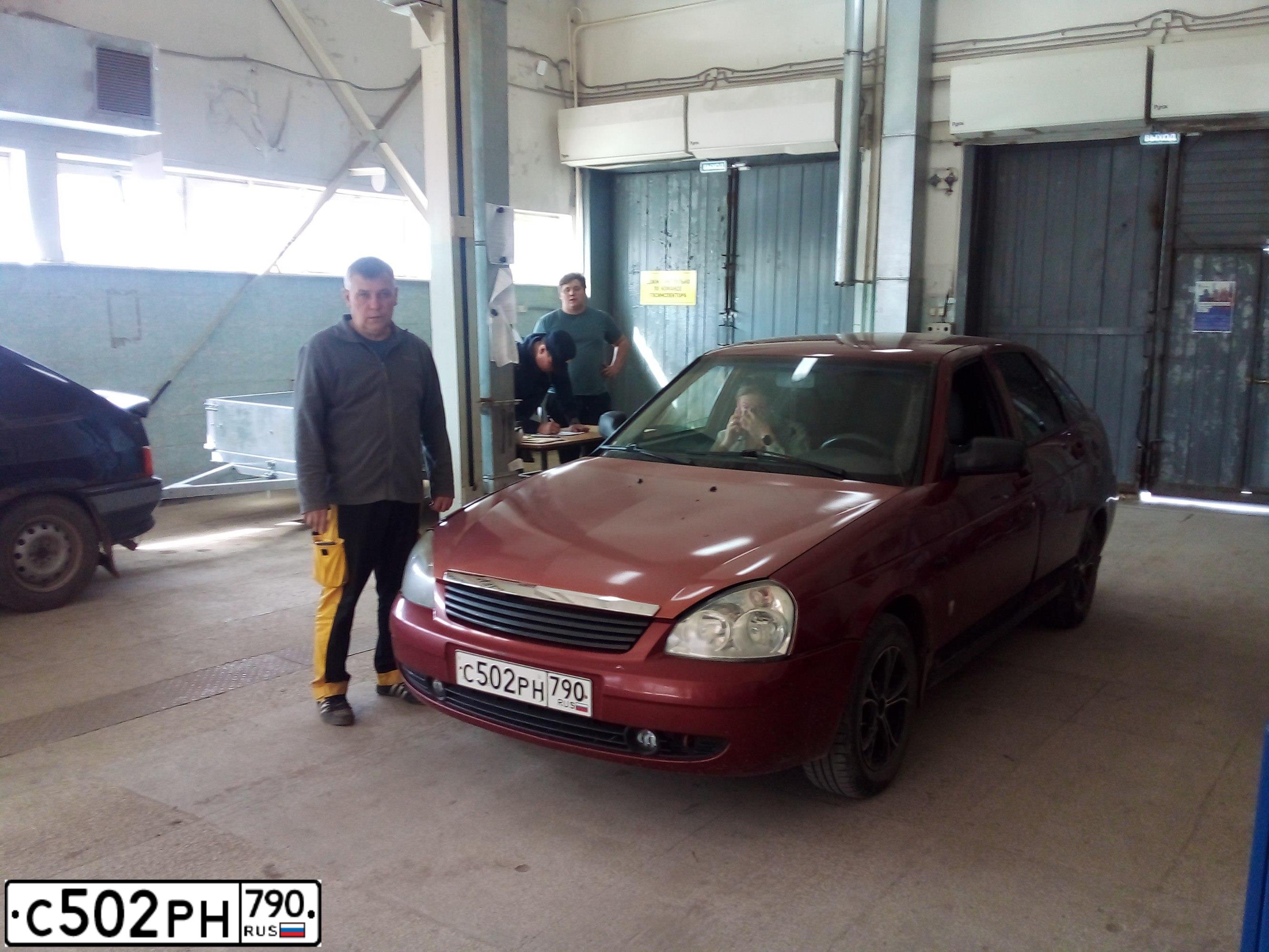 Фото автомобиля LADA PRIORA, 2008 — госномер Р233ХЕ11. Цвет: ЗОЛОТИСТО-КРАСНЫЙ