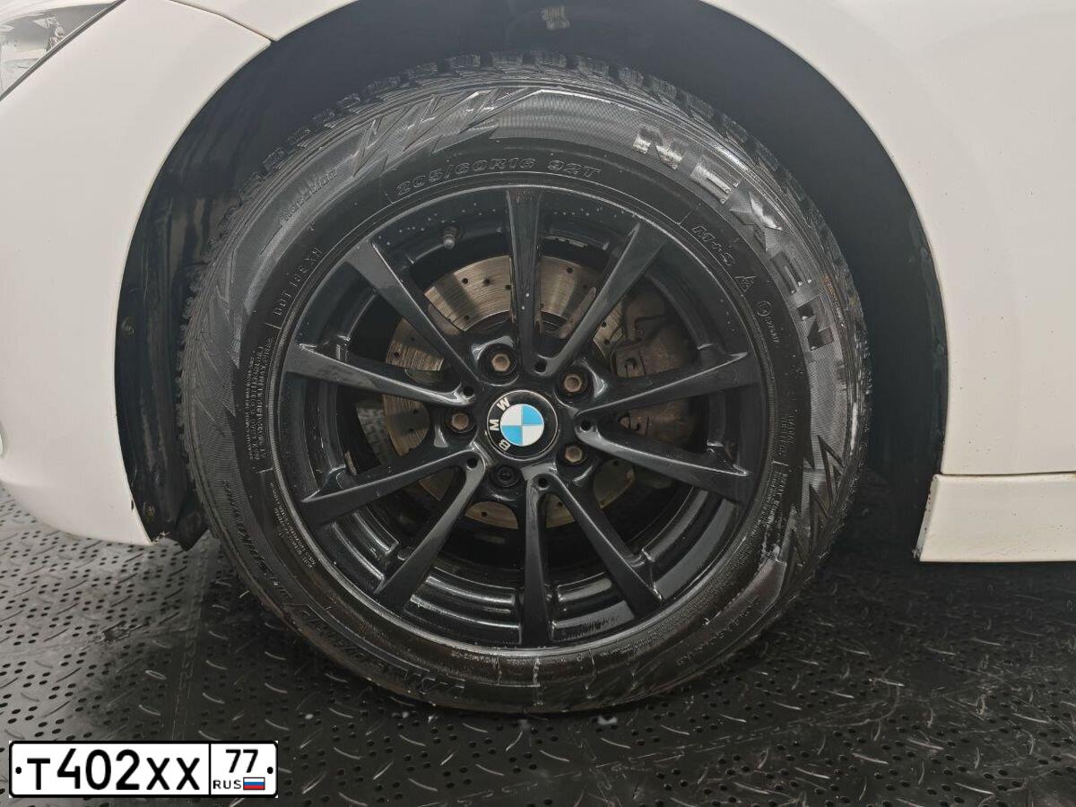 Фото автомобиля BMW SERIE 3, 2013 — госномер Т402ХХ77. Цвет: БЕЛЫЙ