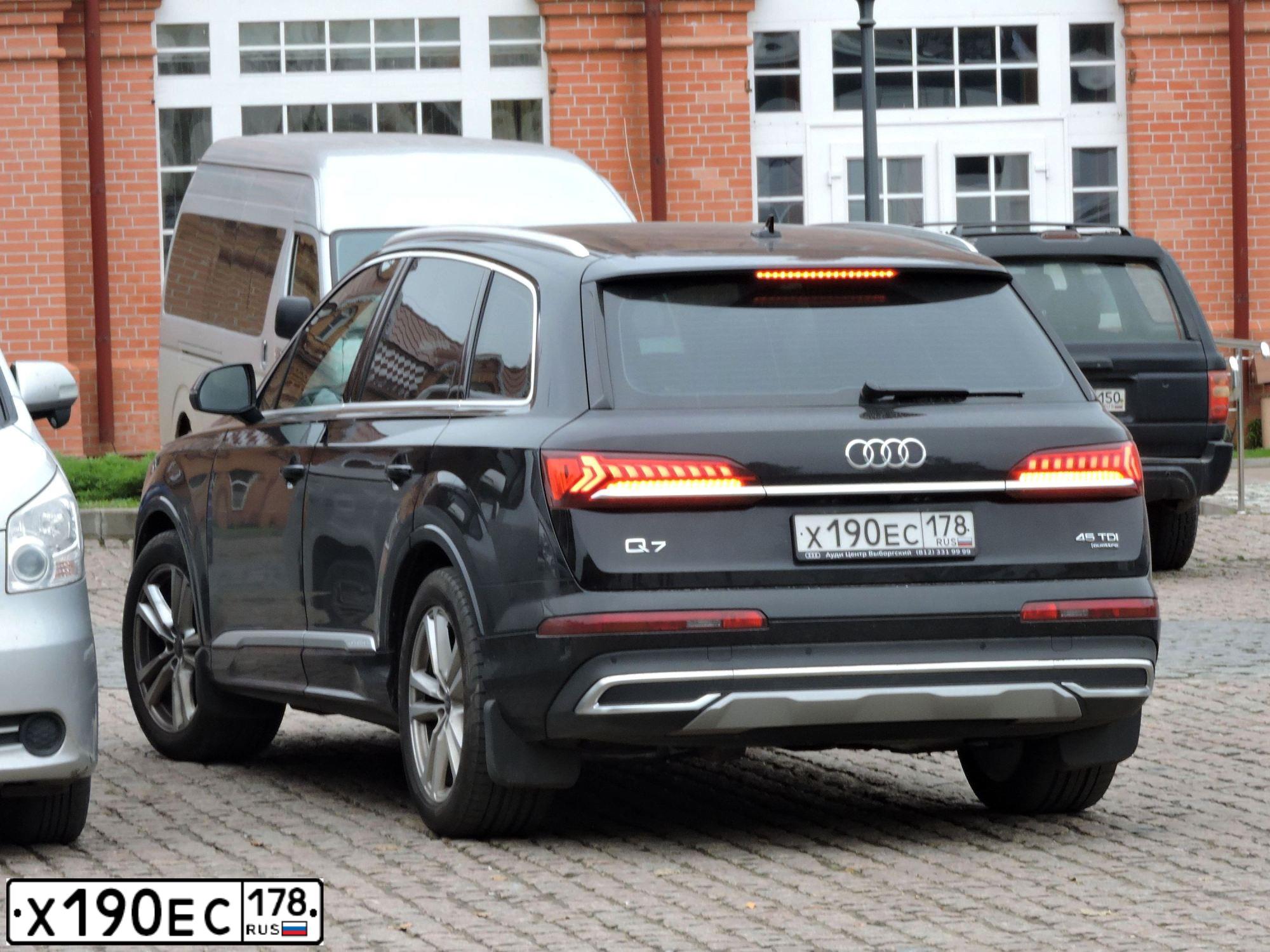 Фото автомобиля AUDI Q7, 2017 — госномер Х700КК47. Цвет: ЧЕРНЫЙ