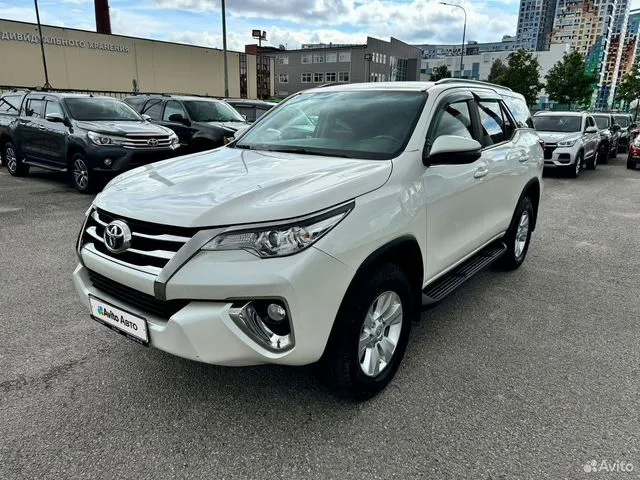 Фото автомобиля TOYOTA FORTUNER, 2018 — госномер О519АВ198. Цвет: Белый