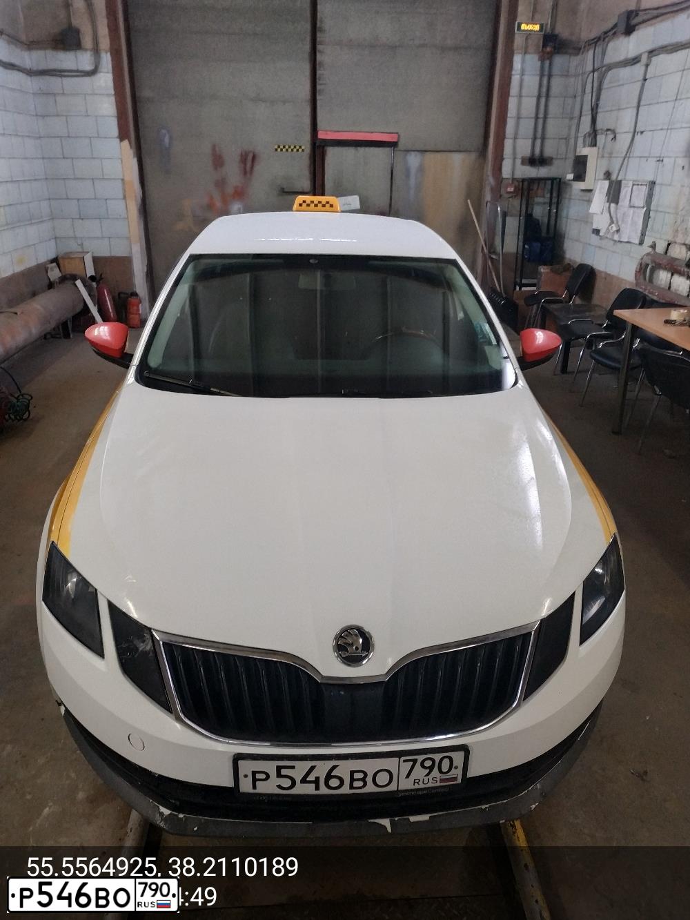 Фото автомобиля SKODA OCTAVIA, 2017 — госномер Х708МХ37. Цвет: БЕЛЫЙ ЖЕЛТЫЙ СЕРЫЙ