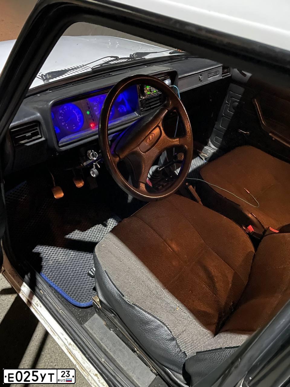 Фото автомобиля LADA 2107, 2001 — госномер Е025УТ23. Цвет: ЯРКО-БЕЛЫЙ