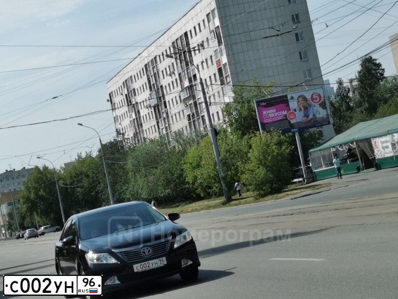 Фото автомобиля TOYOTA CAMRY, 2013 — госномер Е777УВ196. Цвет: ЧЕРНЫЙ