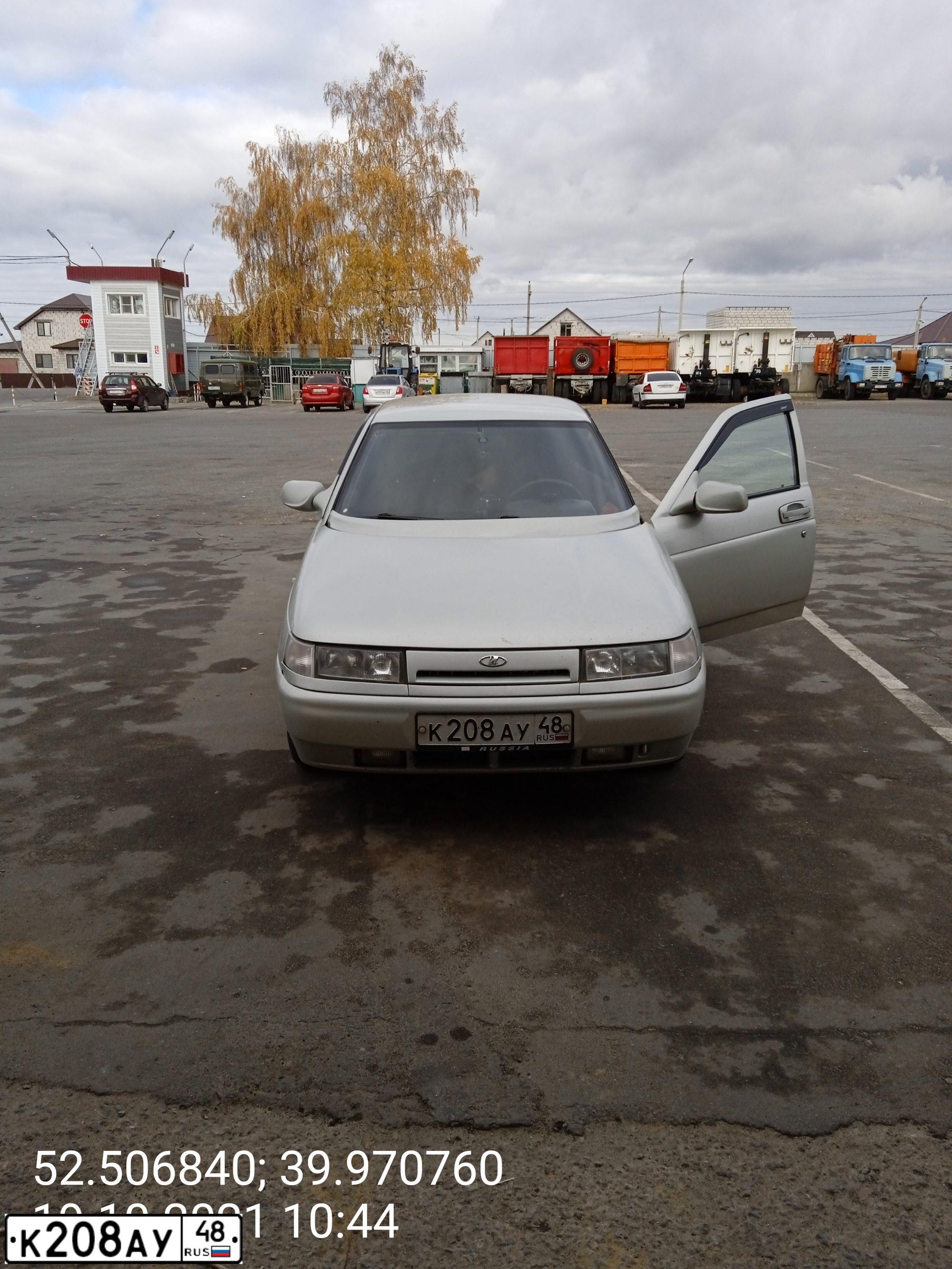 Фото автомобиля LADA 2112, 2004 — госномер К208АУ48. Цвет: МОЛОЧНО-БЕЛЫЙ СЕРЕБРИСТЫЙ