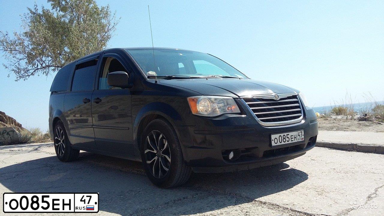 Фото автомобиля CHRYSLER TOWN &amp; COUNTRY, 2007 — госномер Р333ВВ47. Цвет: ЧЕРНЫЙ