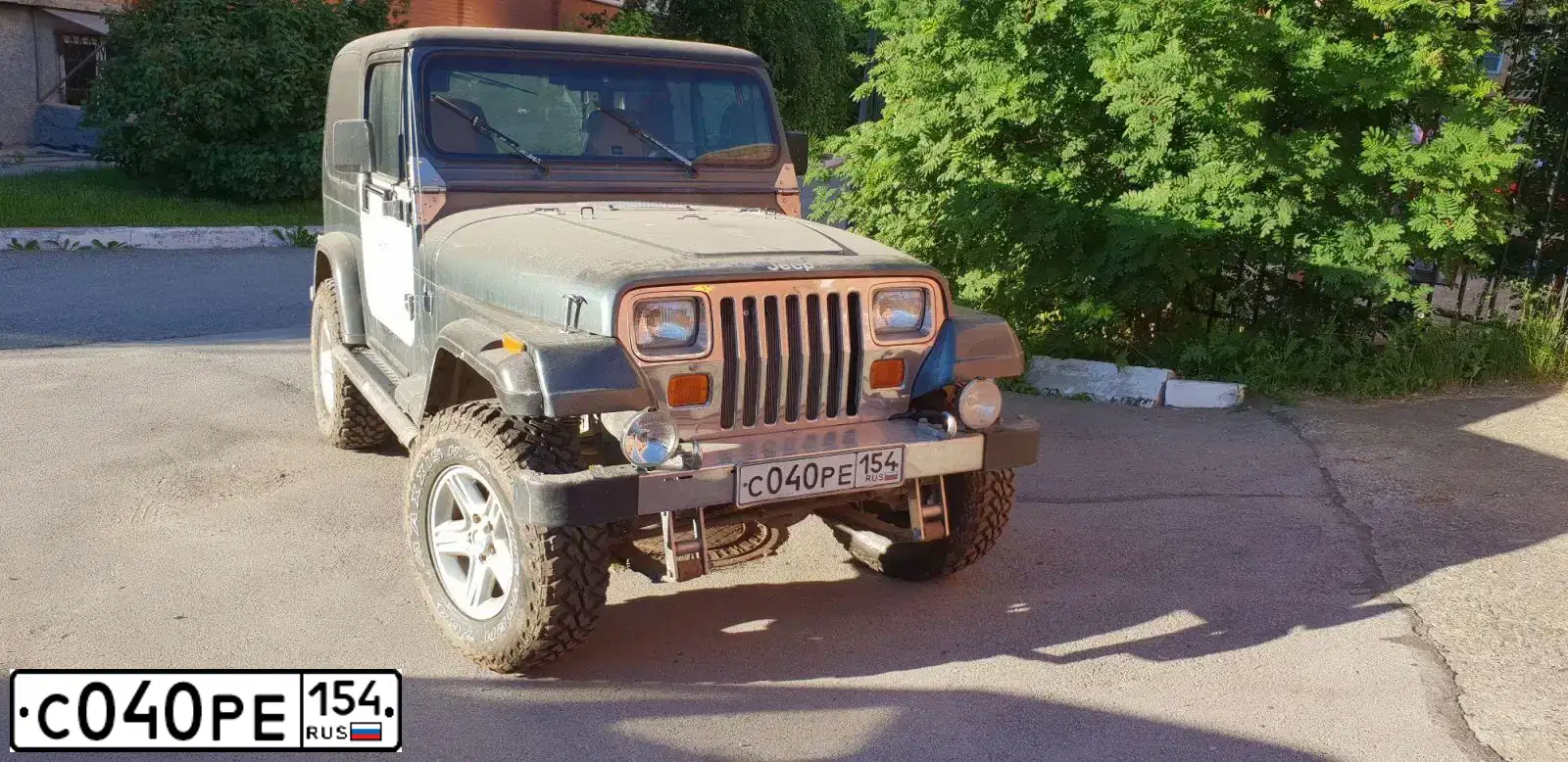 Фото автомобиля JEEP WRANGLER, 1994 — госномер С040РЕ154. Цвет: ЗЕЛЕНЫЙ
